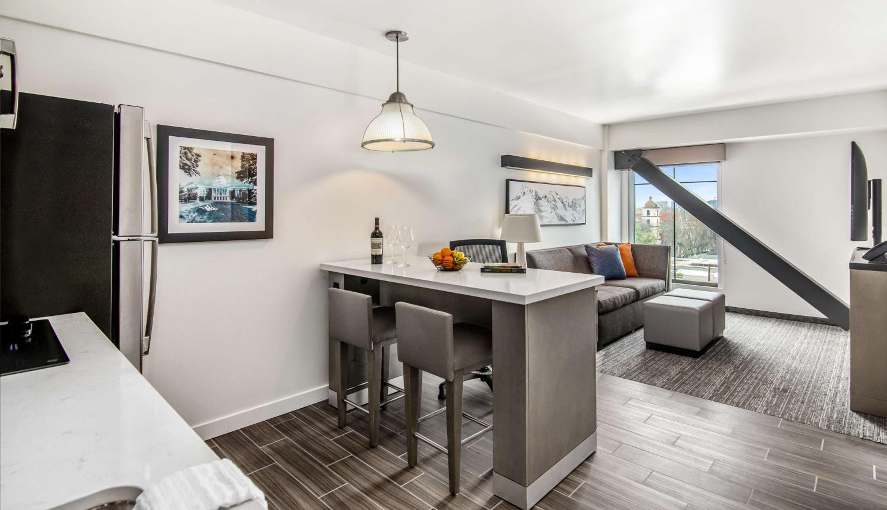 One-Bedroom King Suite with Sofa Bed and Kitchen - High Floor - Photo 7