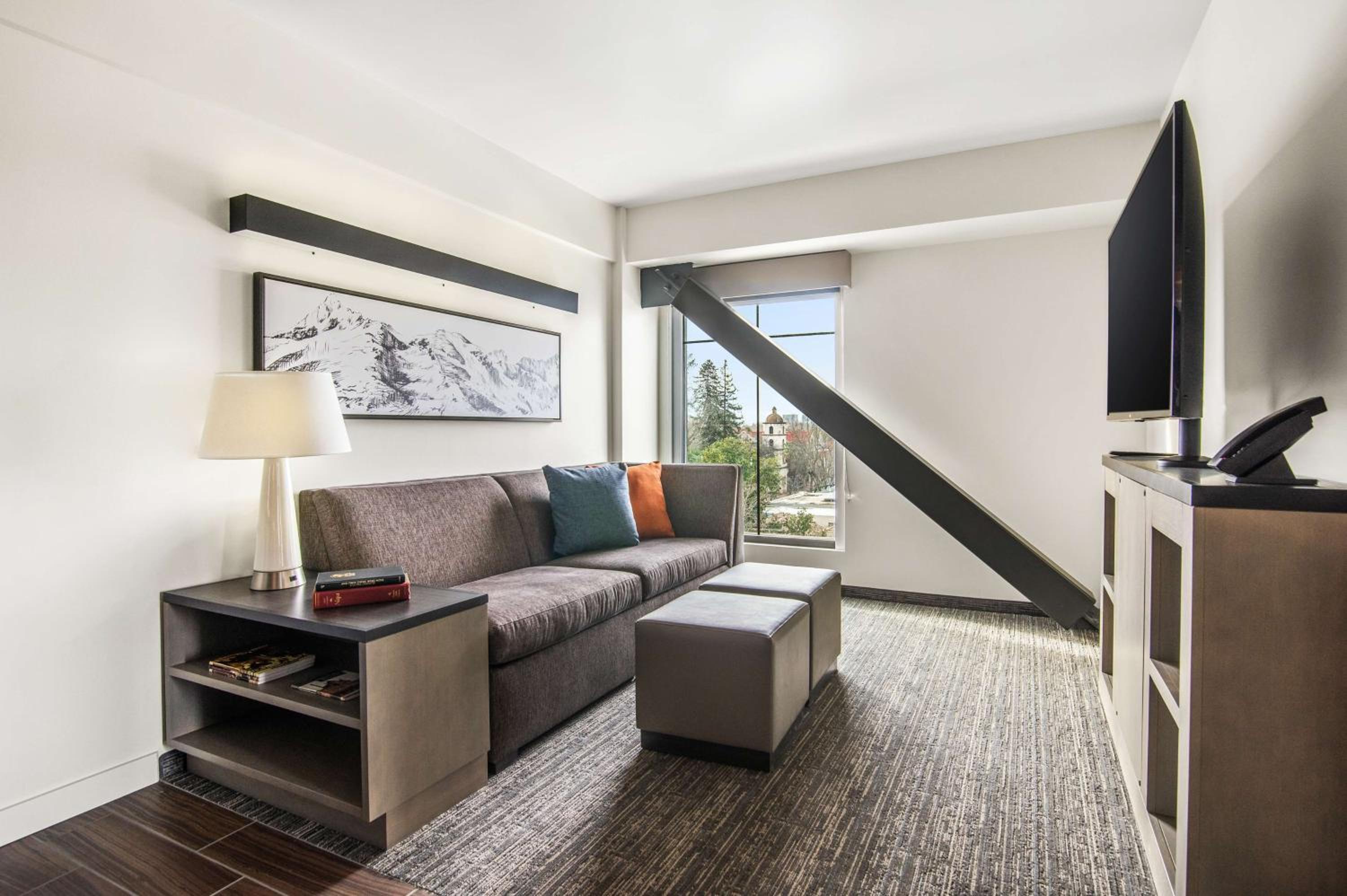 One-Bedroom King Suite with Sofa Bed and Kitchen - High Floor - Photo 3