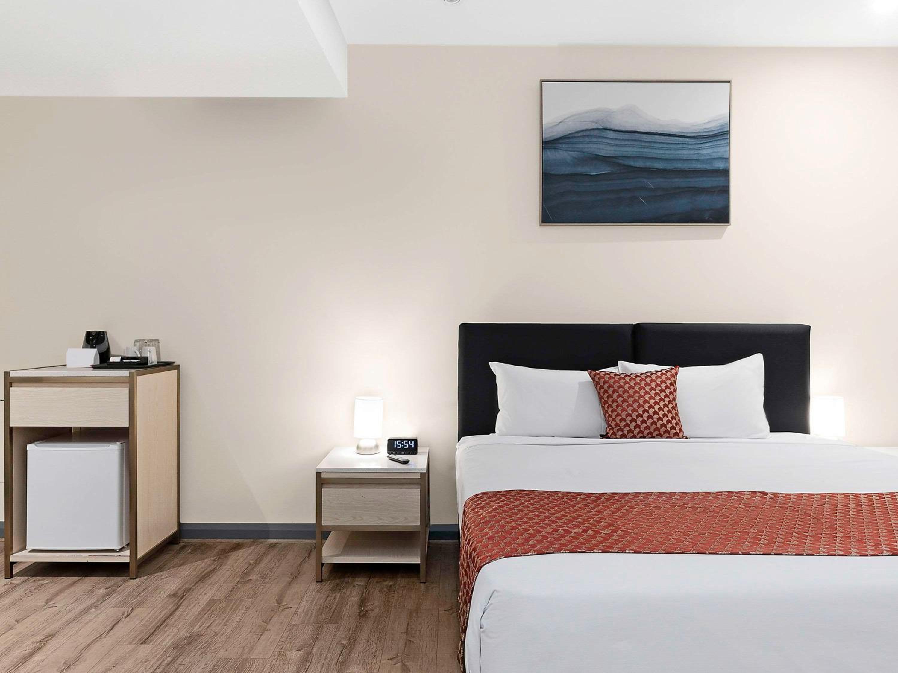 Family Standard Room with One King and One Queen Beds photo 3