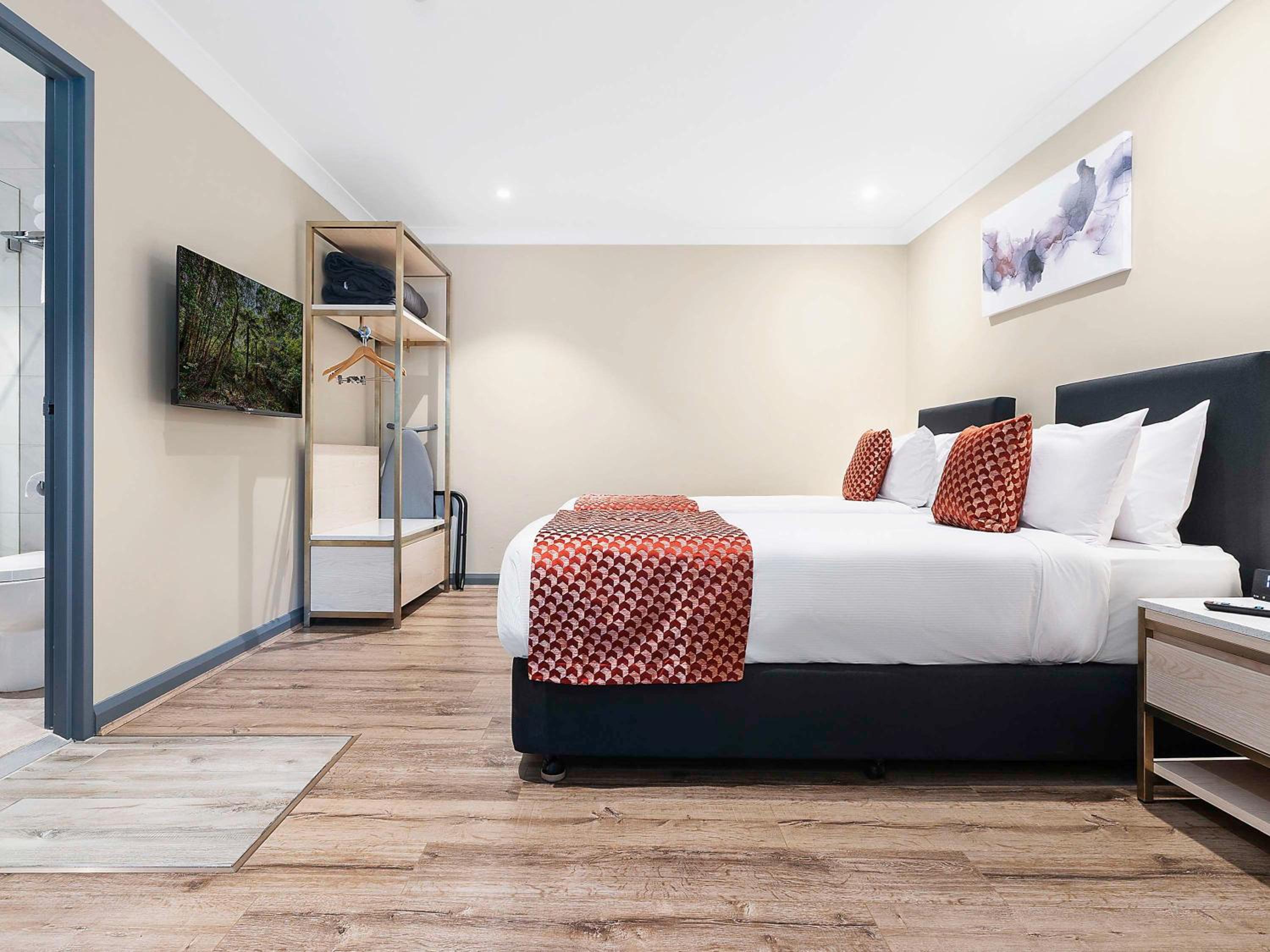 Family Standard Room with One King and One Queen Beds photo 2