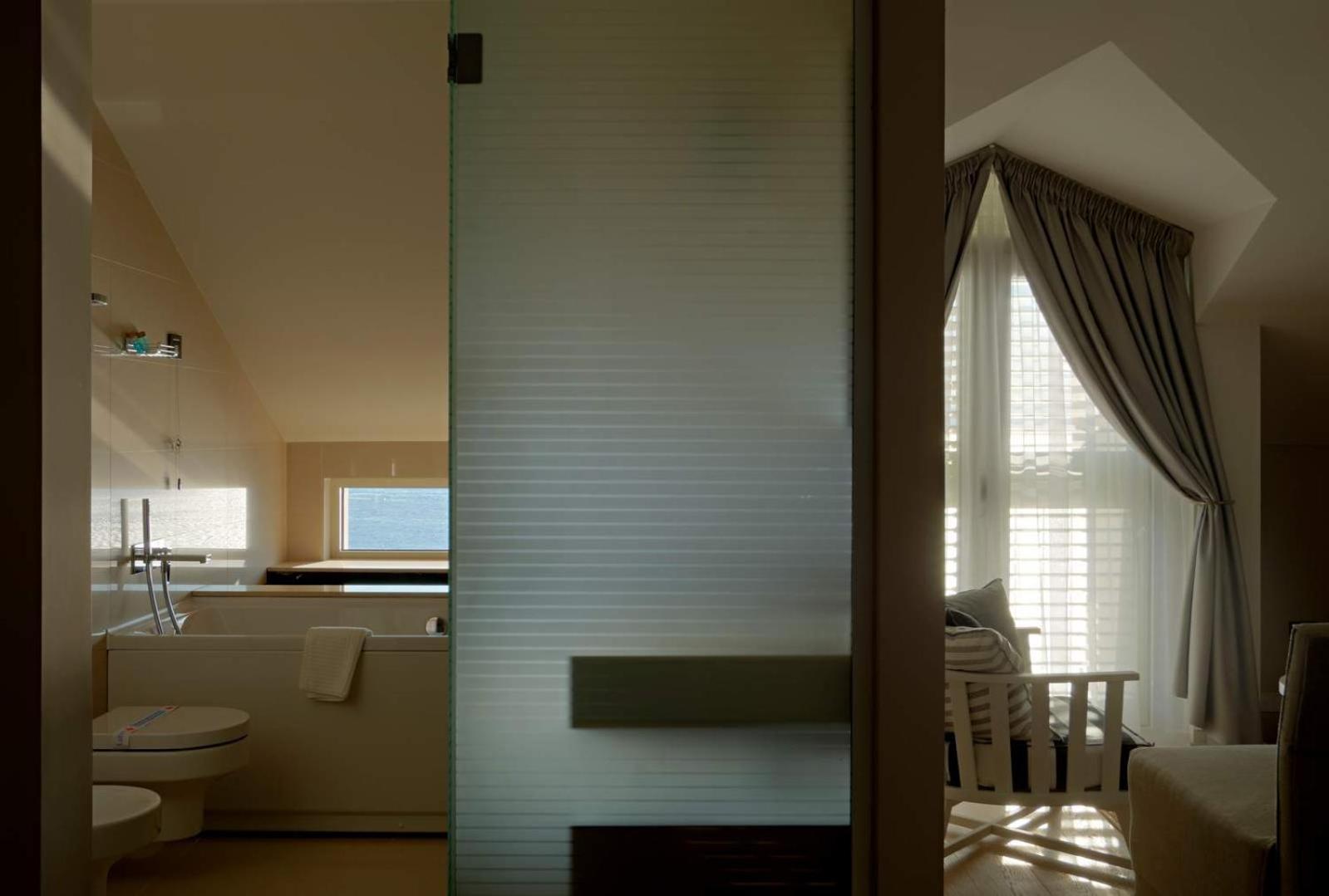 Suite with Sofa Bed and Sea View (3 Adults) - Photo 6