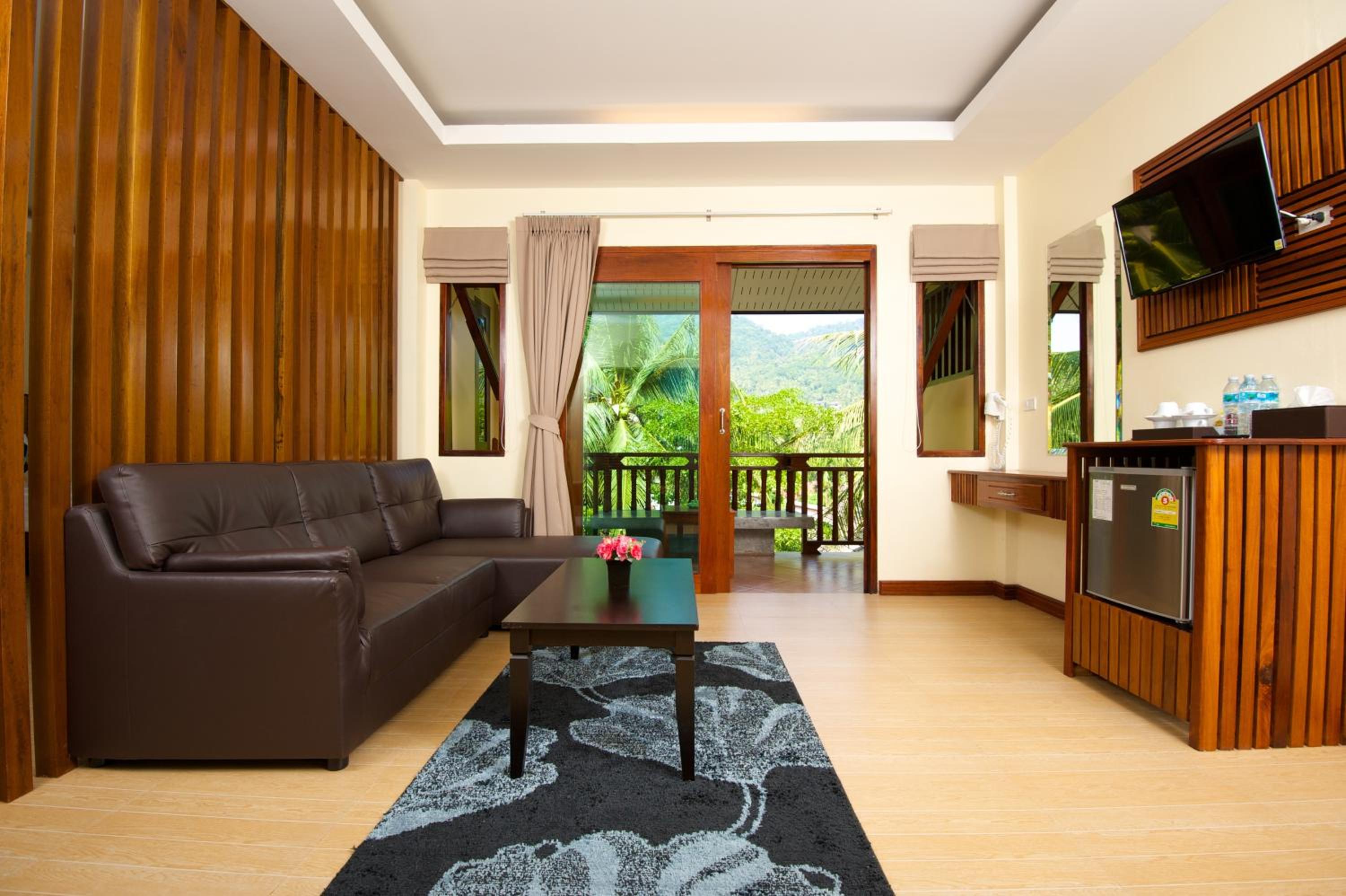 Family Room with Mountain View - Photo 2