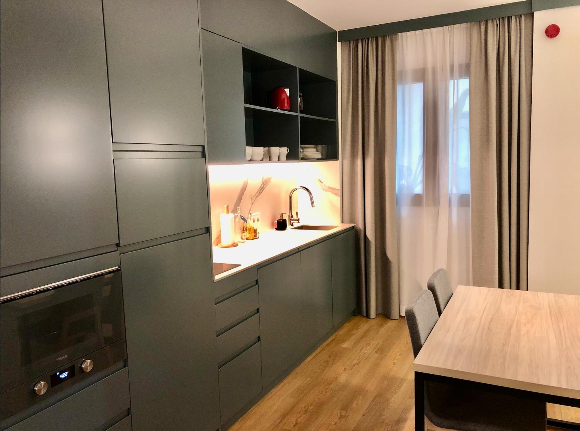 Deluxe One-Bedroom Apartment - Ground Floor - Photo 3