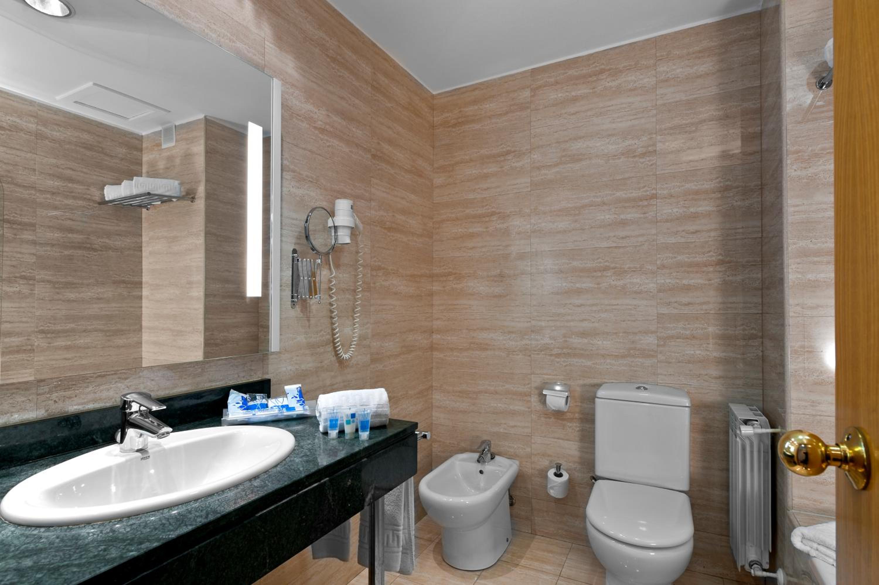 Double or Twin Room - Photo 6