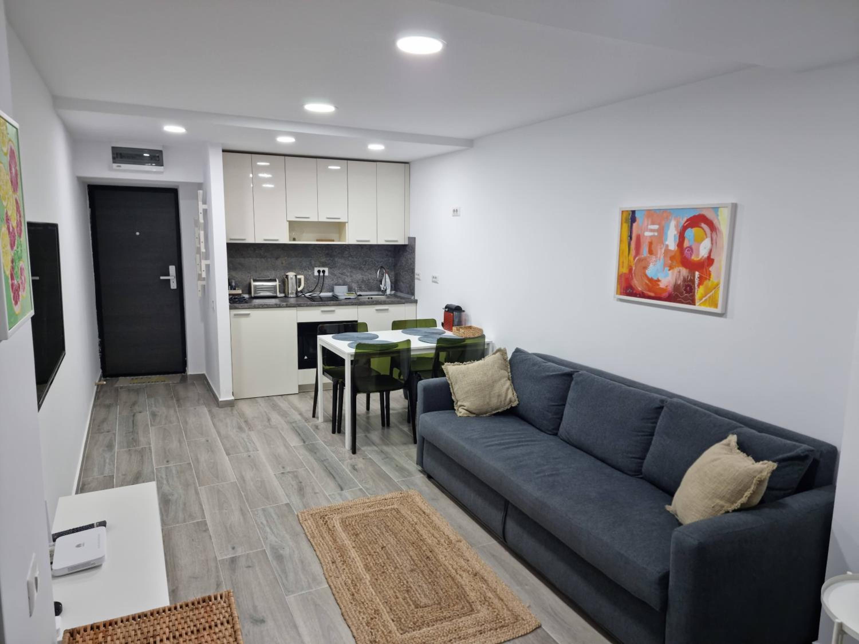One-Bedroom Apartment photo 1
