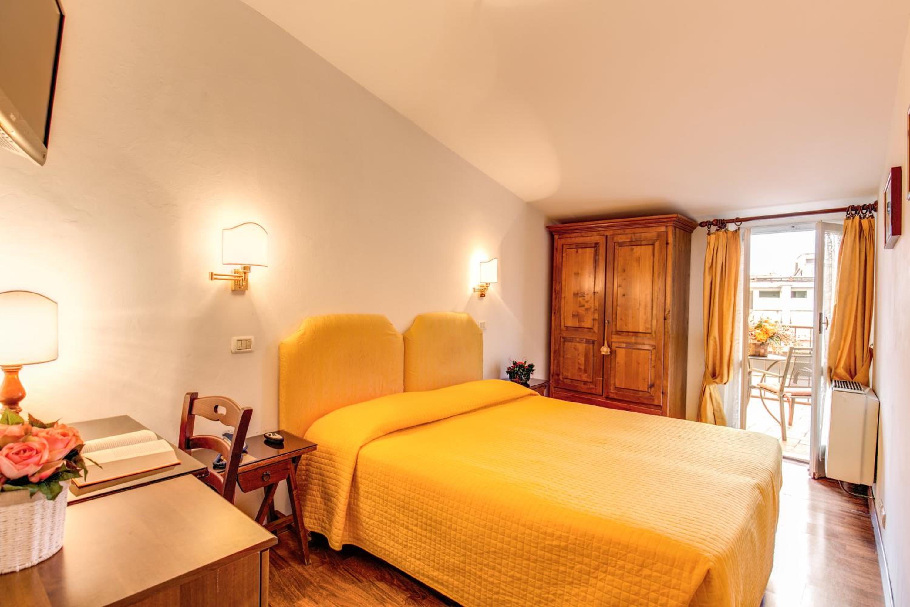 Classic Double or Twin Room with Balcony photo 3