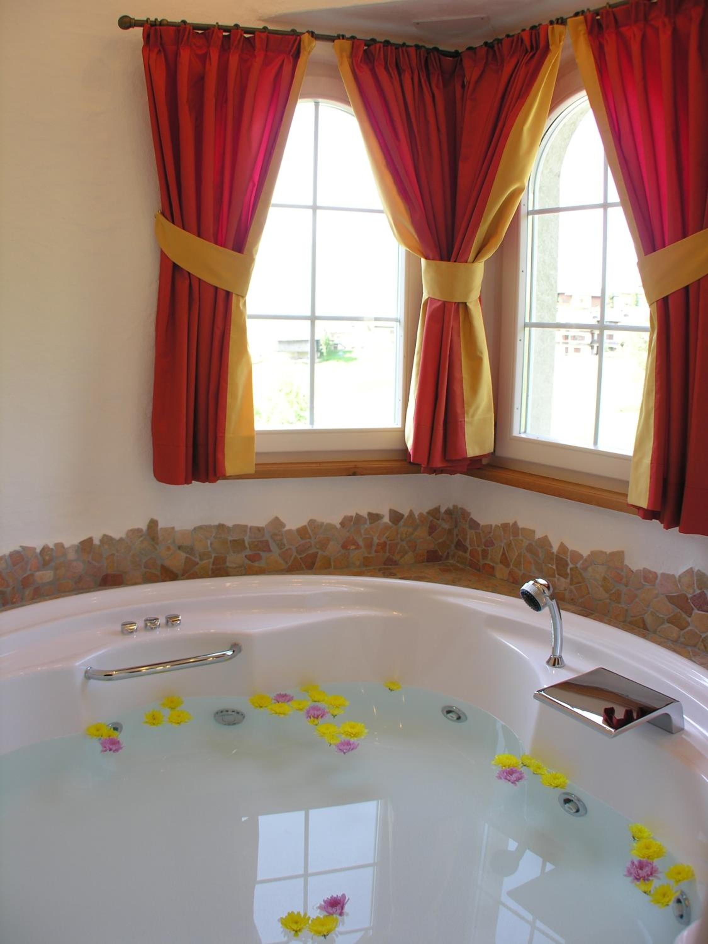 Deluxe Suite with Spa Bath - Photo 3