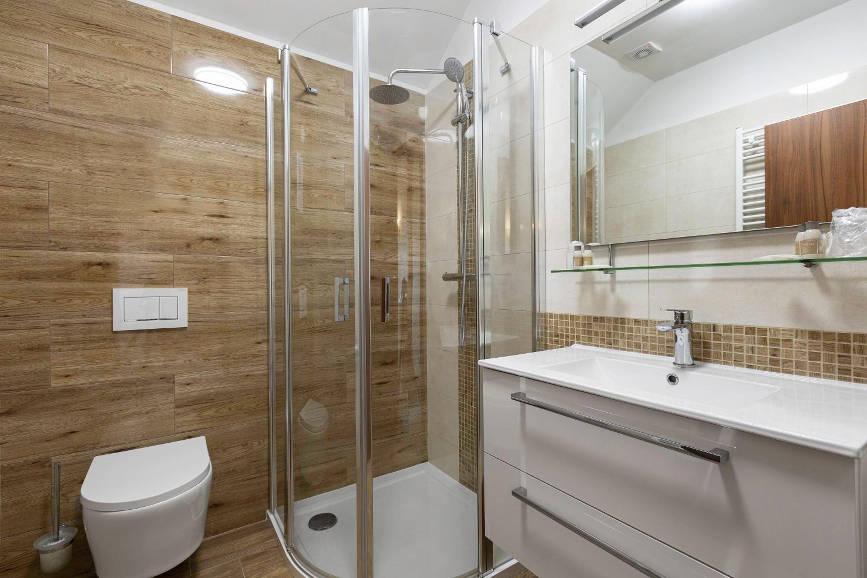 Family Room with Private Bathroom - Photo 5