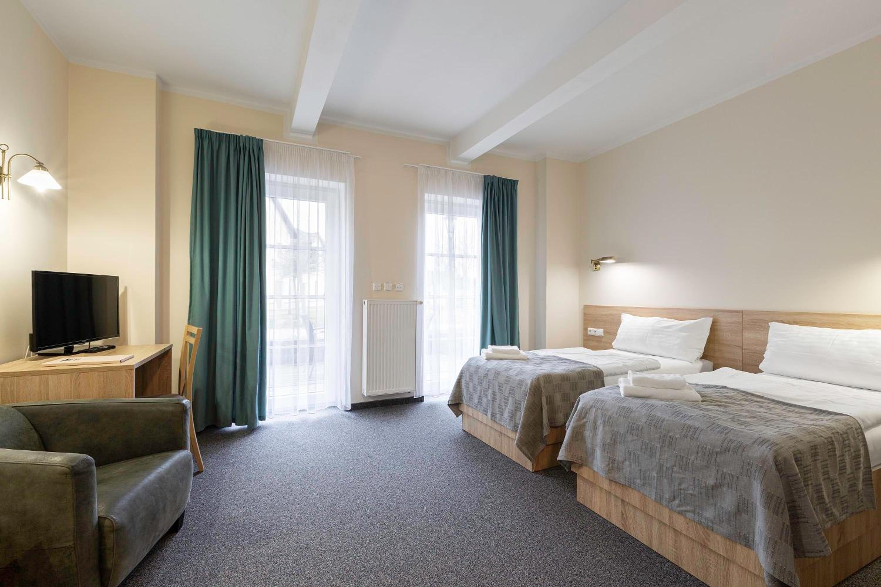 Twin Room with Private Bathroom - Photo 6