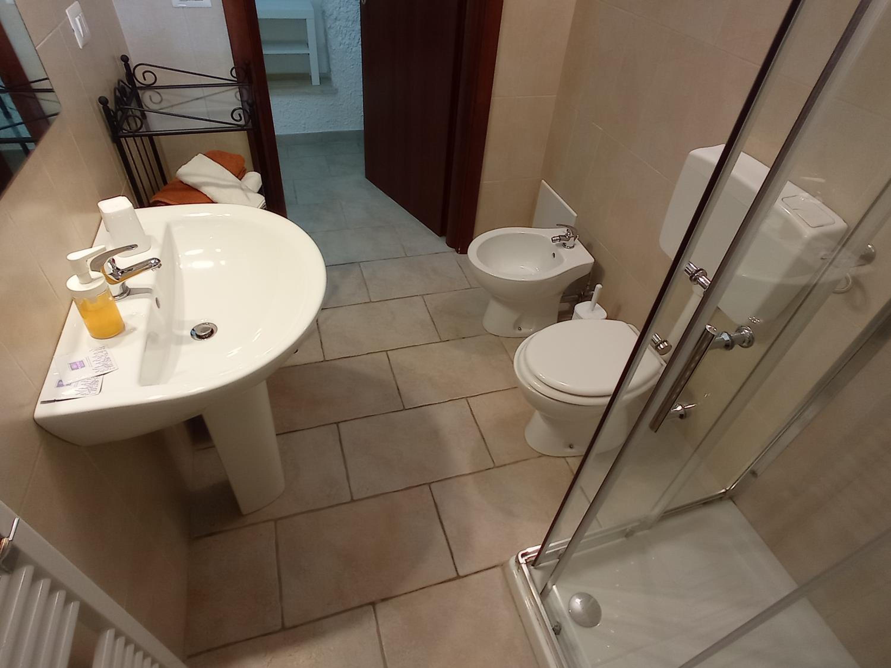 Standard Triple Room - Photo 9
