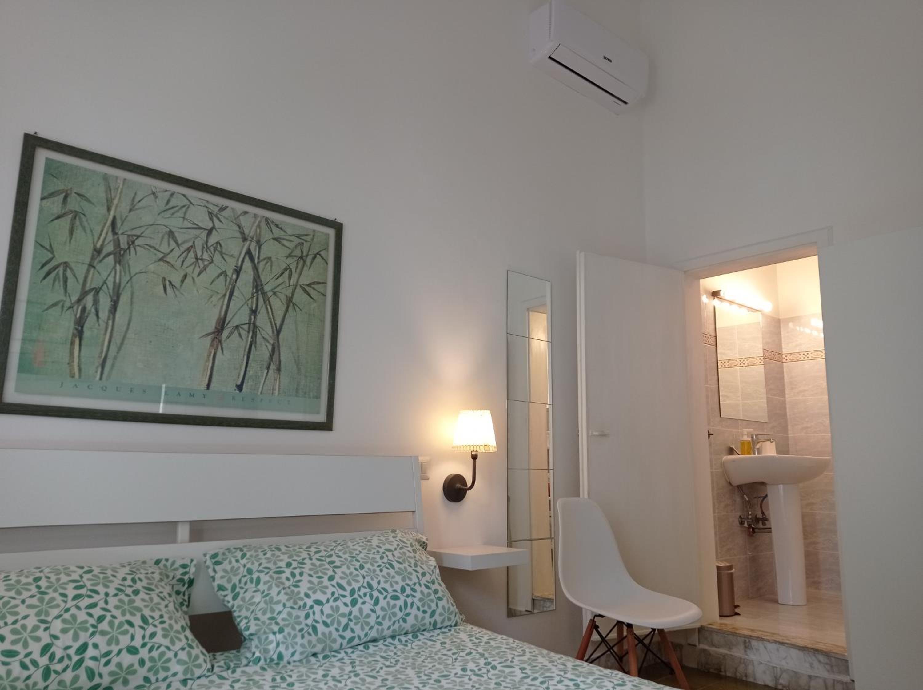 Double Room with Private Bathroom - Photo 6