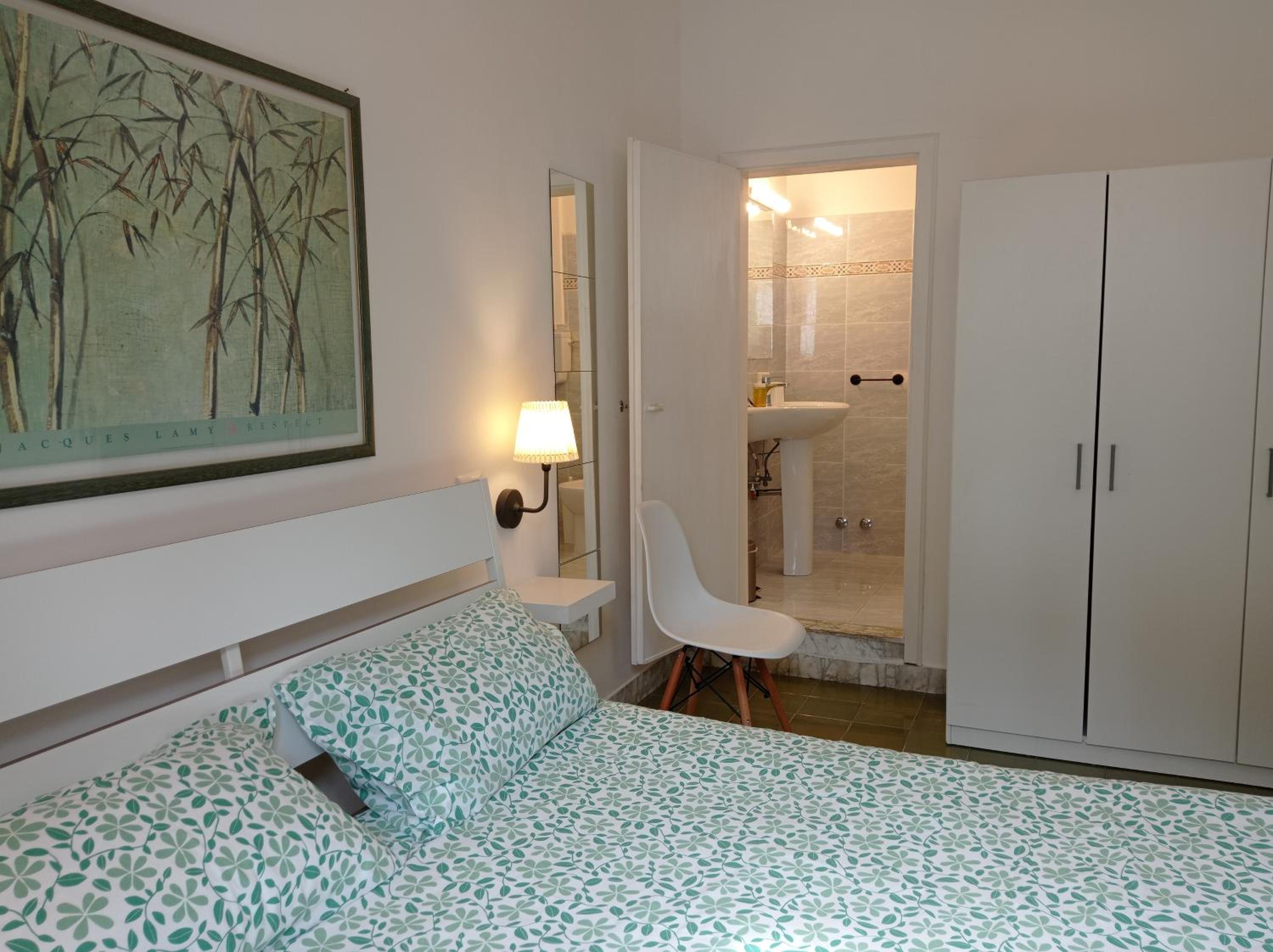 Double Room with Private Bathroom - Photo 7