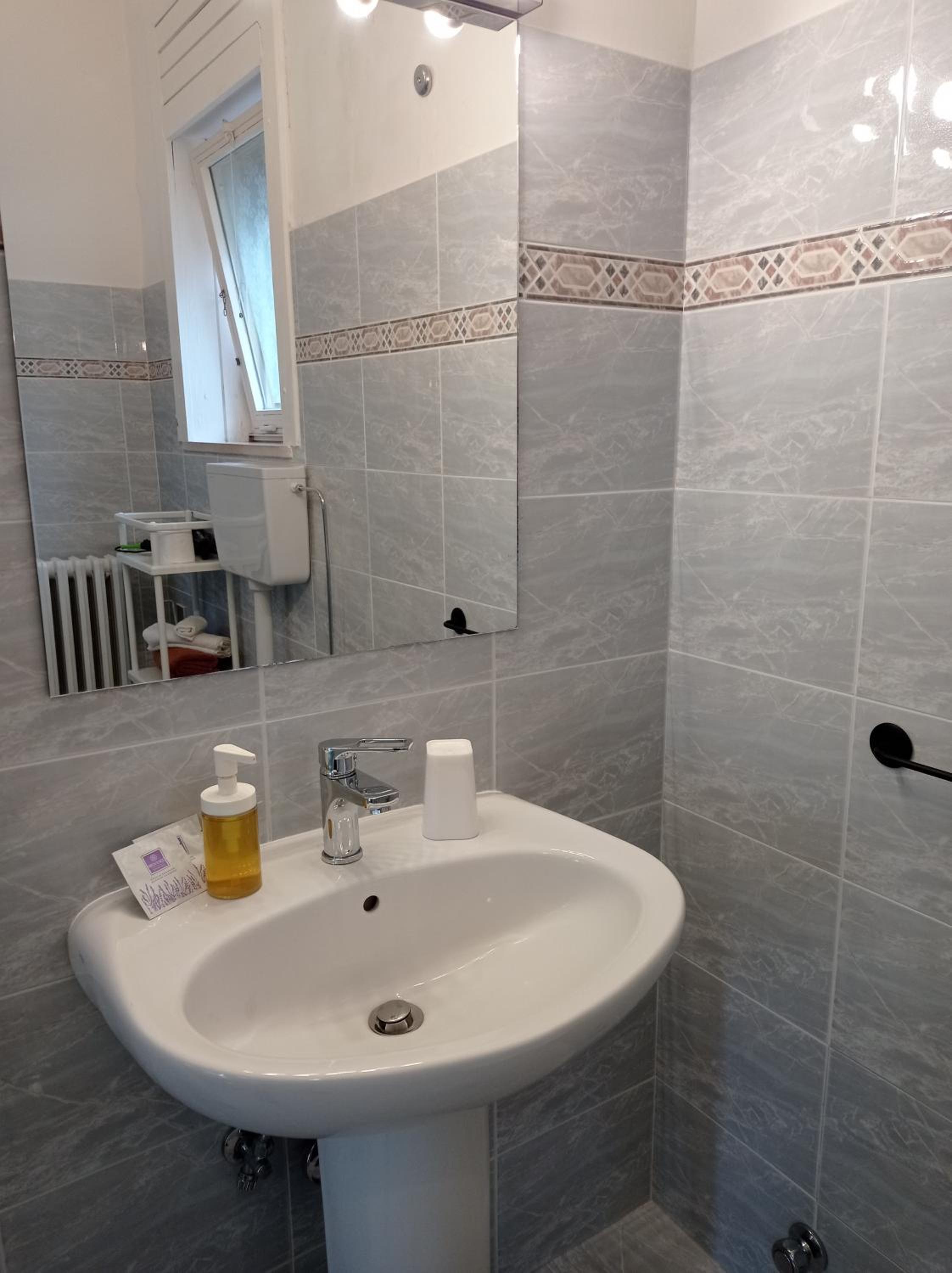Double Room with Private Bathroom - Photo 4