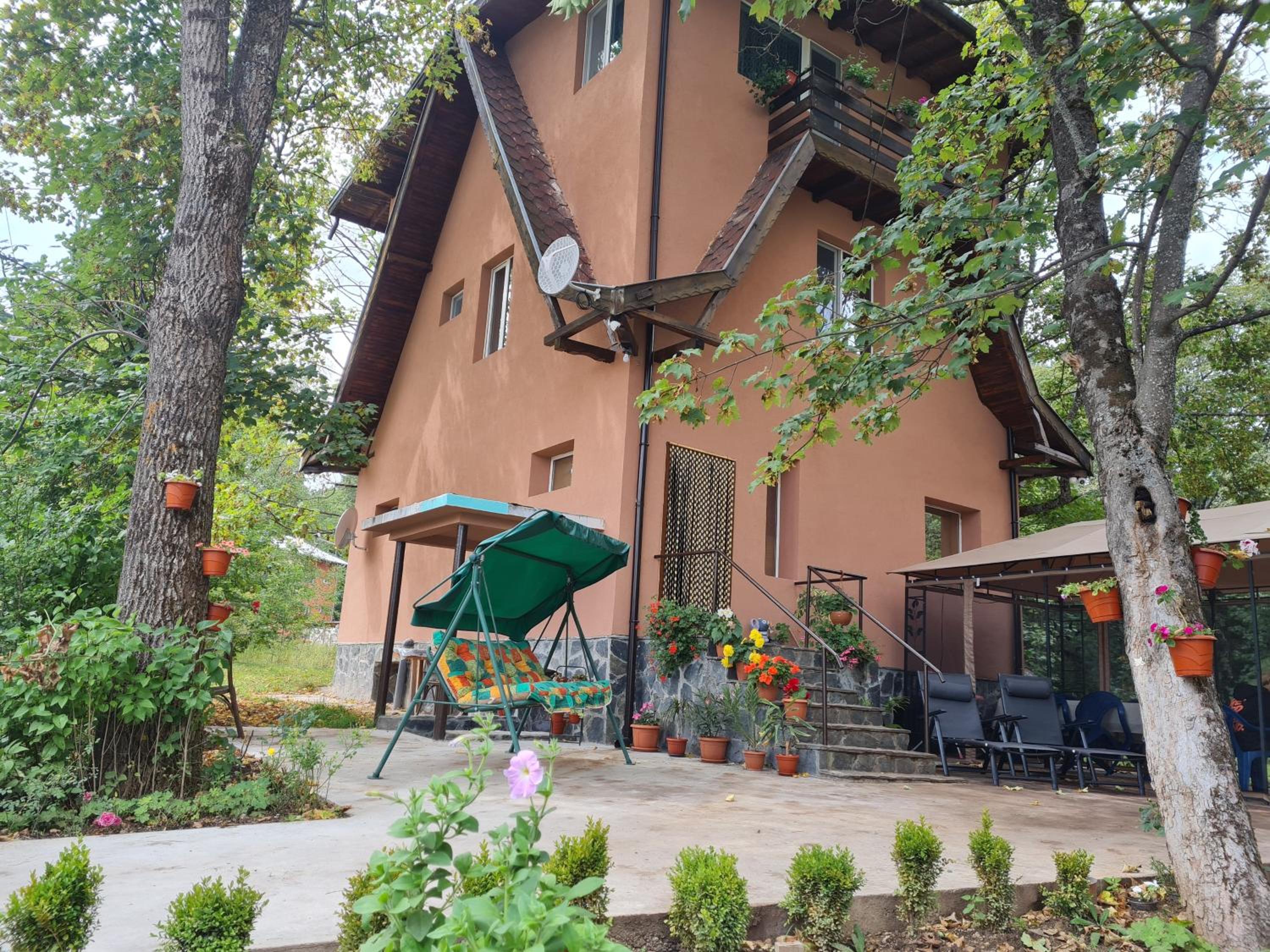 Five-Bedroom House photo 2