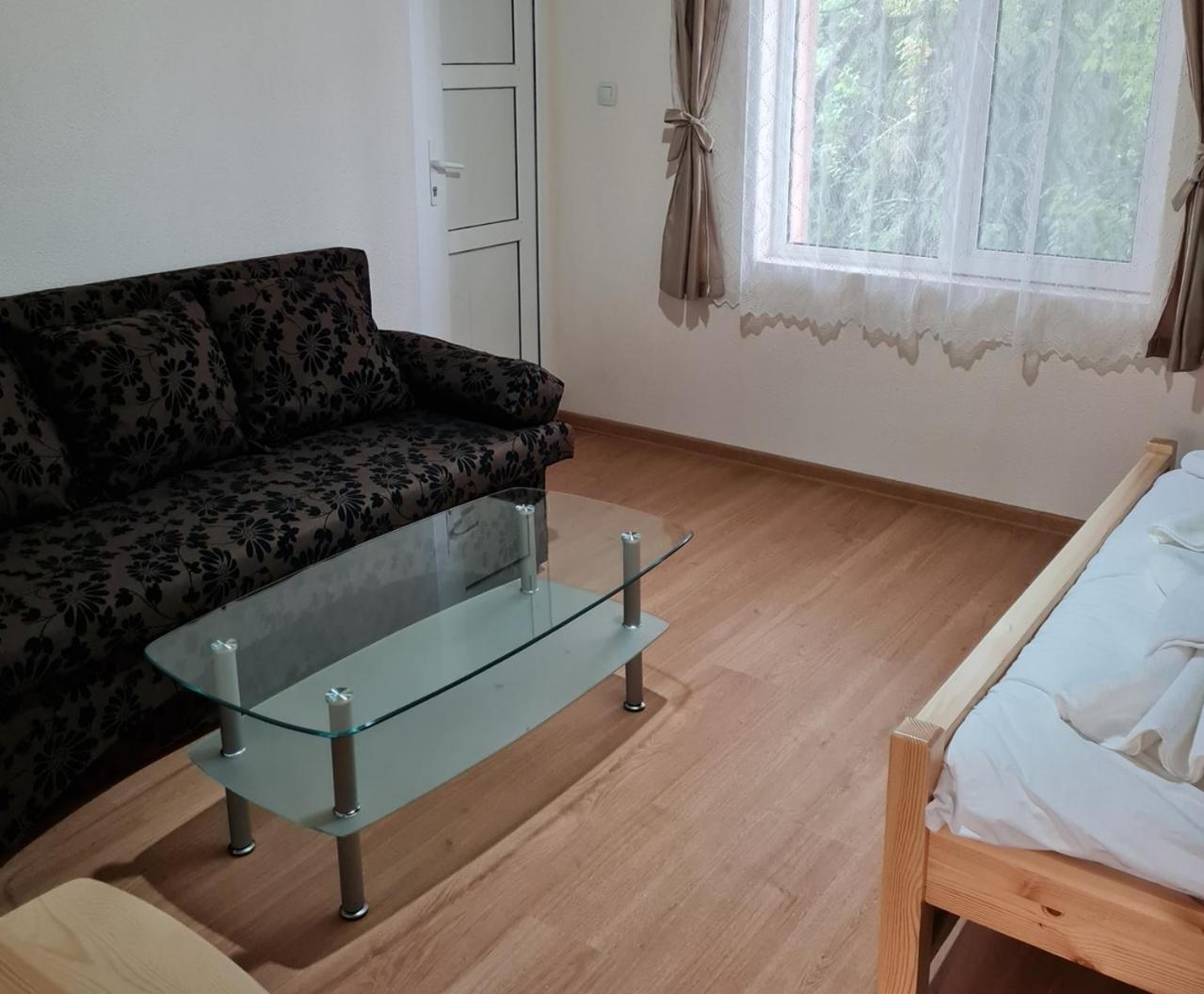 Five-Bedroom House photo 1