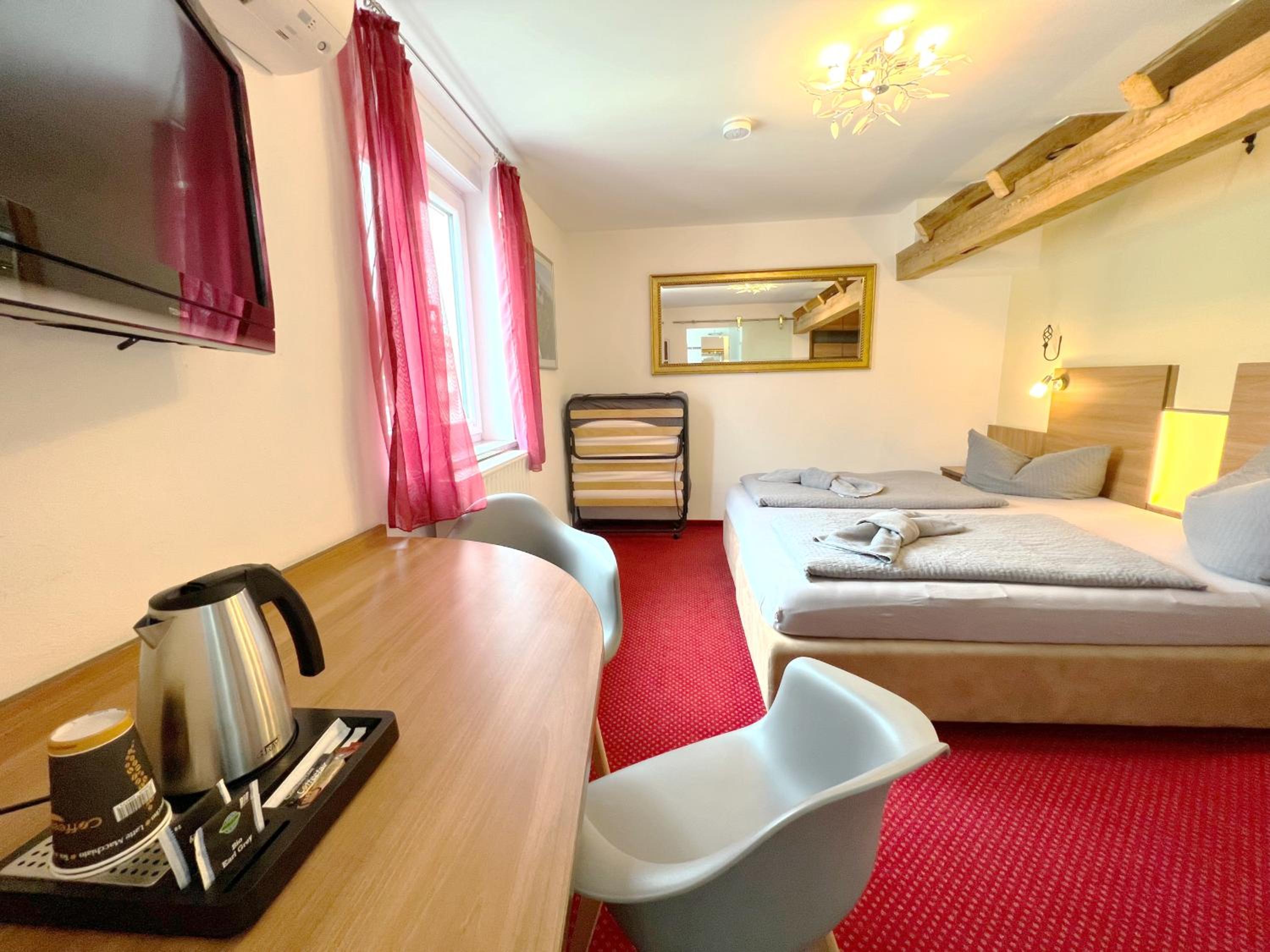 Double Room with extra bed and large Community terrace  - Photo 8