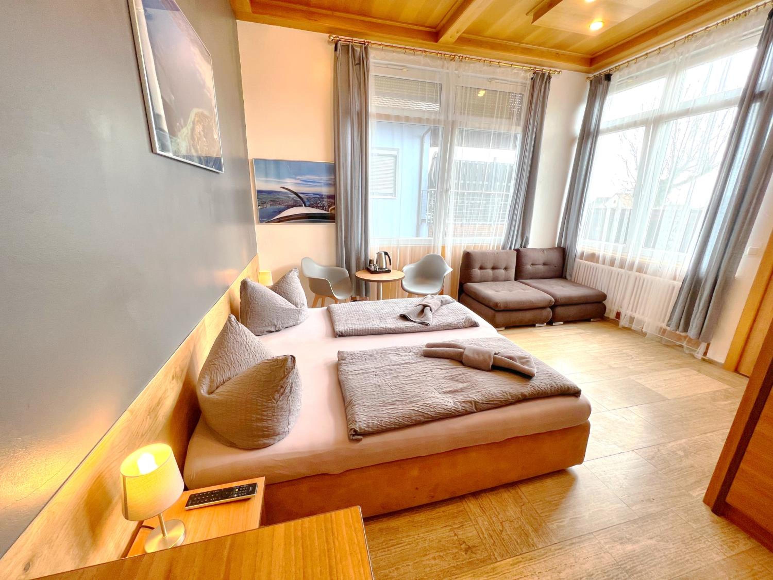 Family Room with Extra Bed - Photo 11