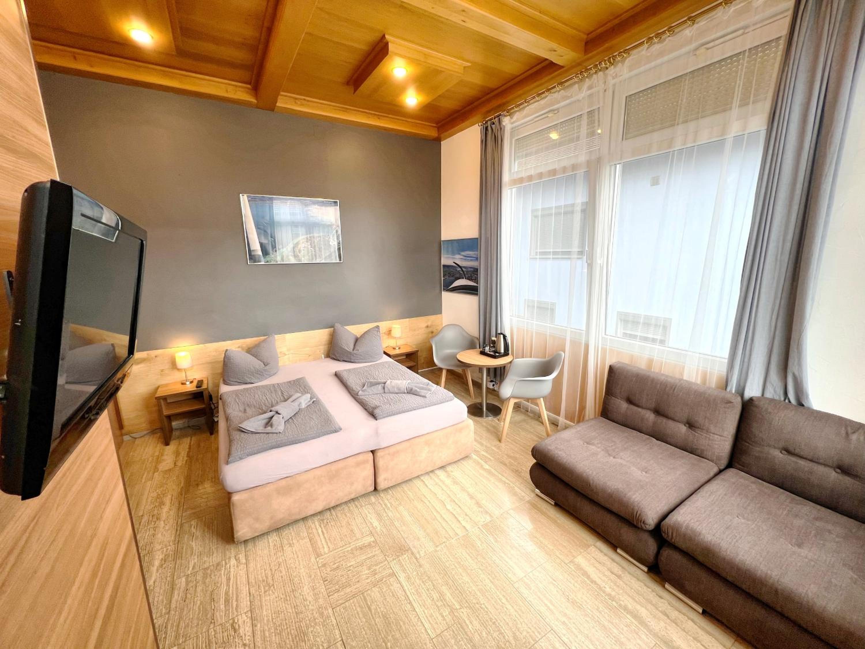 Family Room with Extra Bed - Photo 12