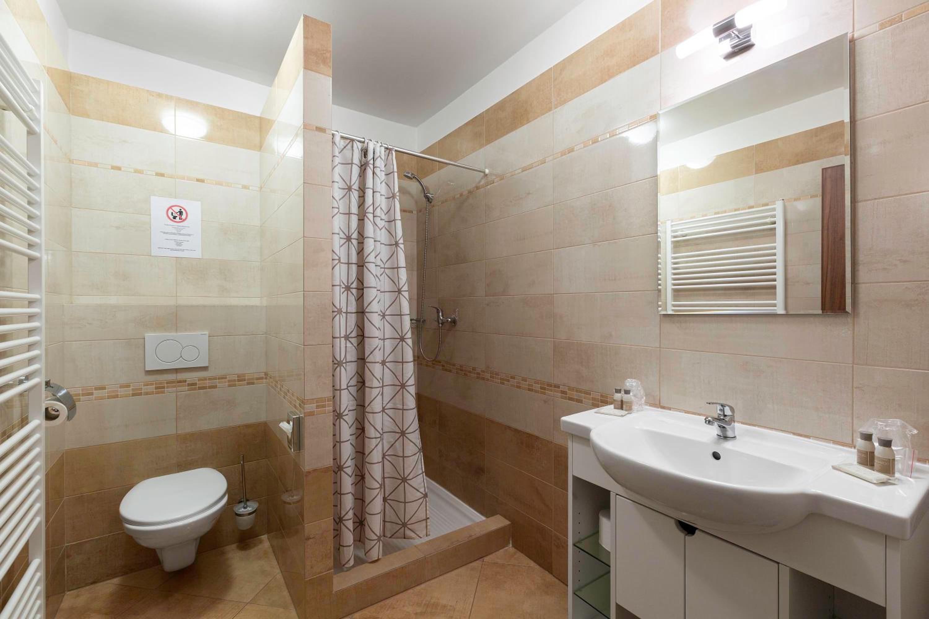 Twin Room with Private Bathroom - Photo 12