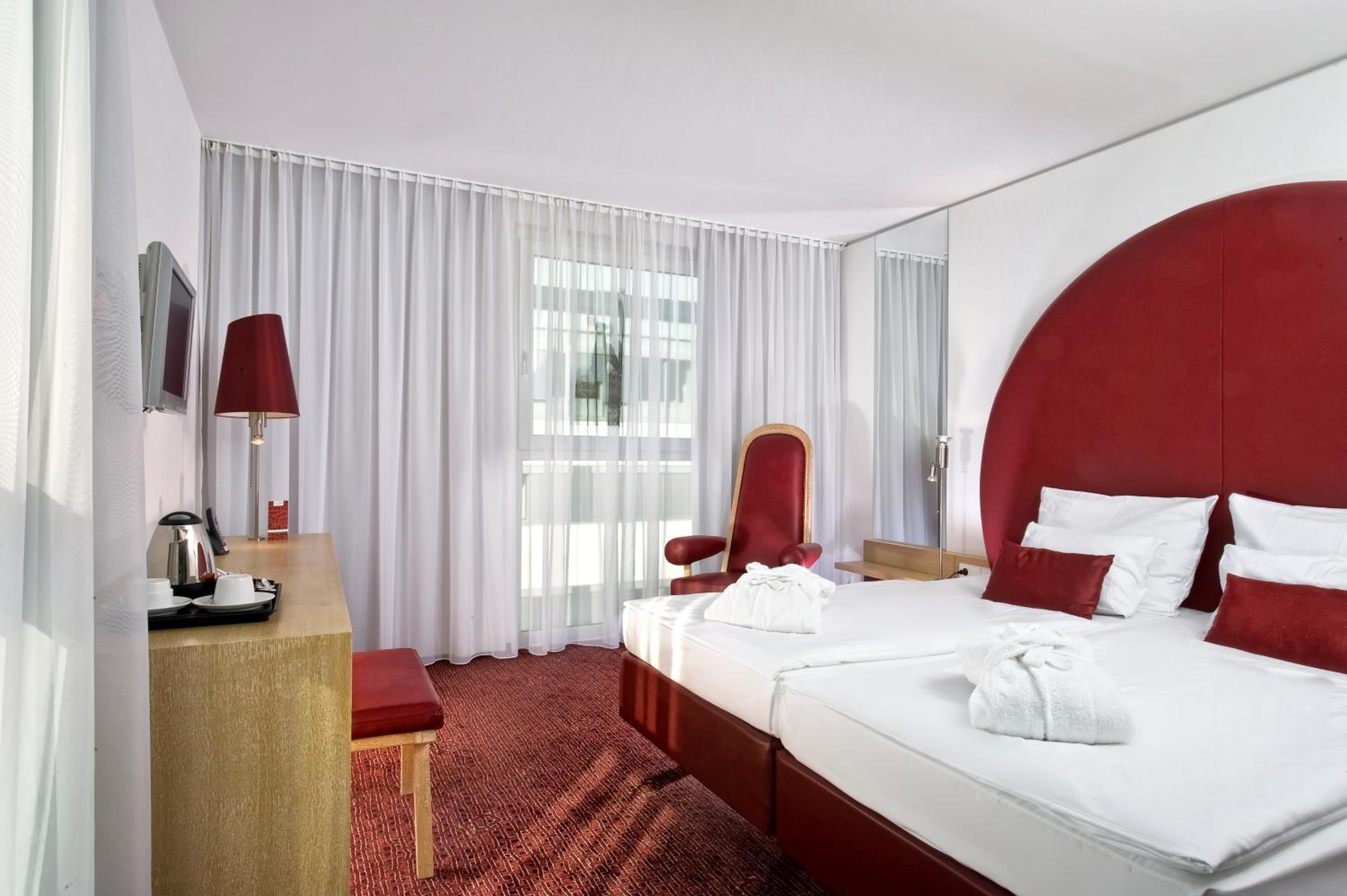 Superior Double or Twin Room thumbnail 5