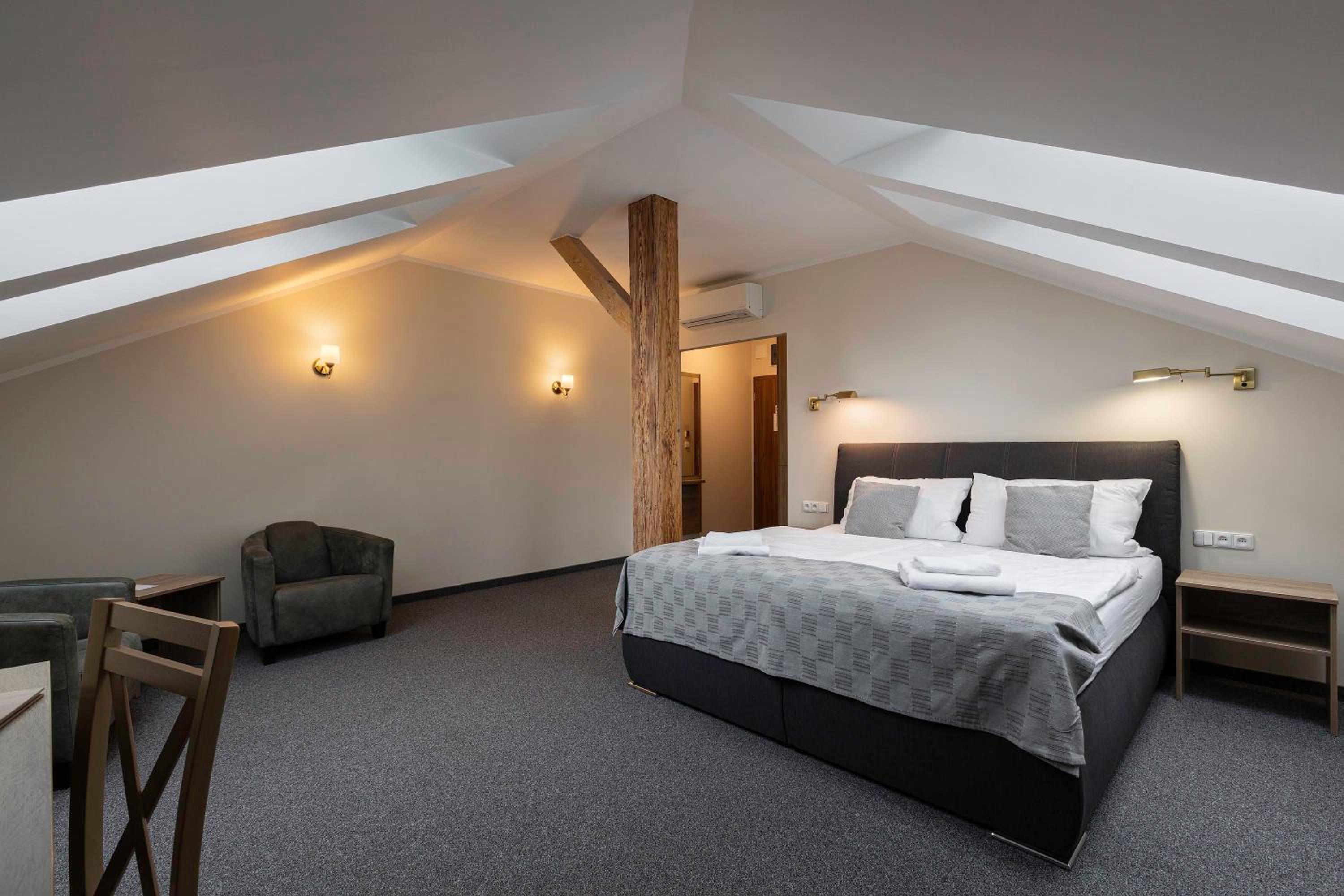 Deluxe Double Room with Shower - Photo 6