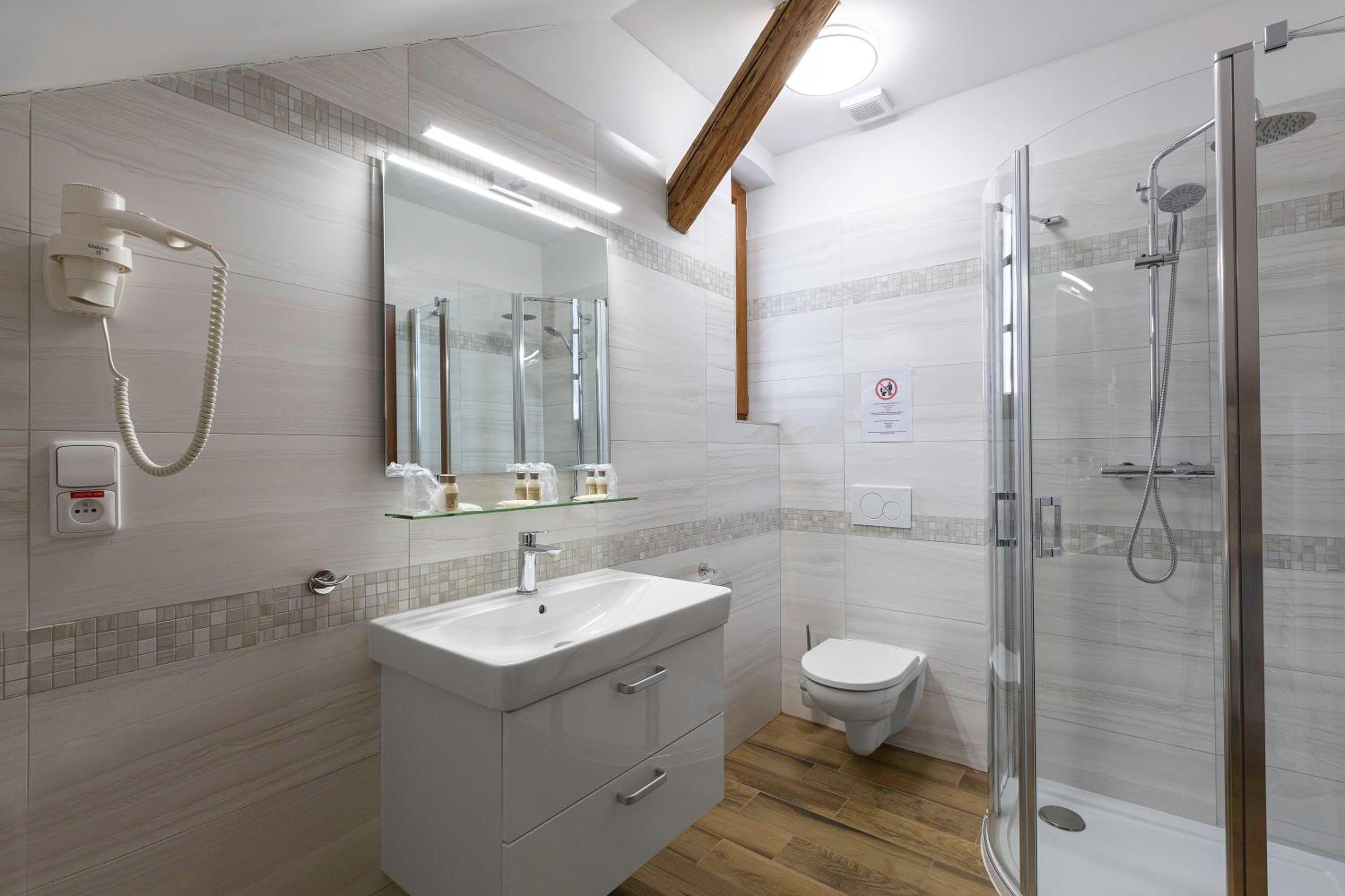Deluxe Double Room with Shower - Photo 5