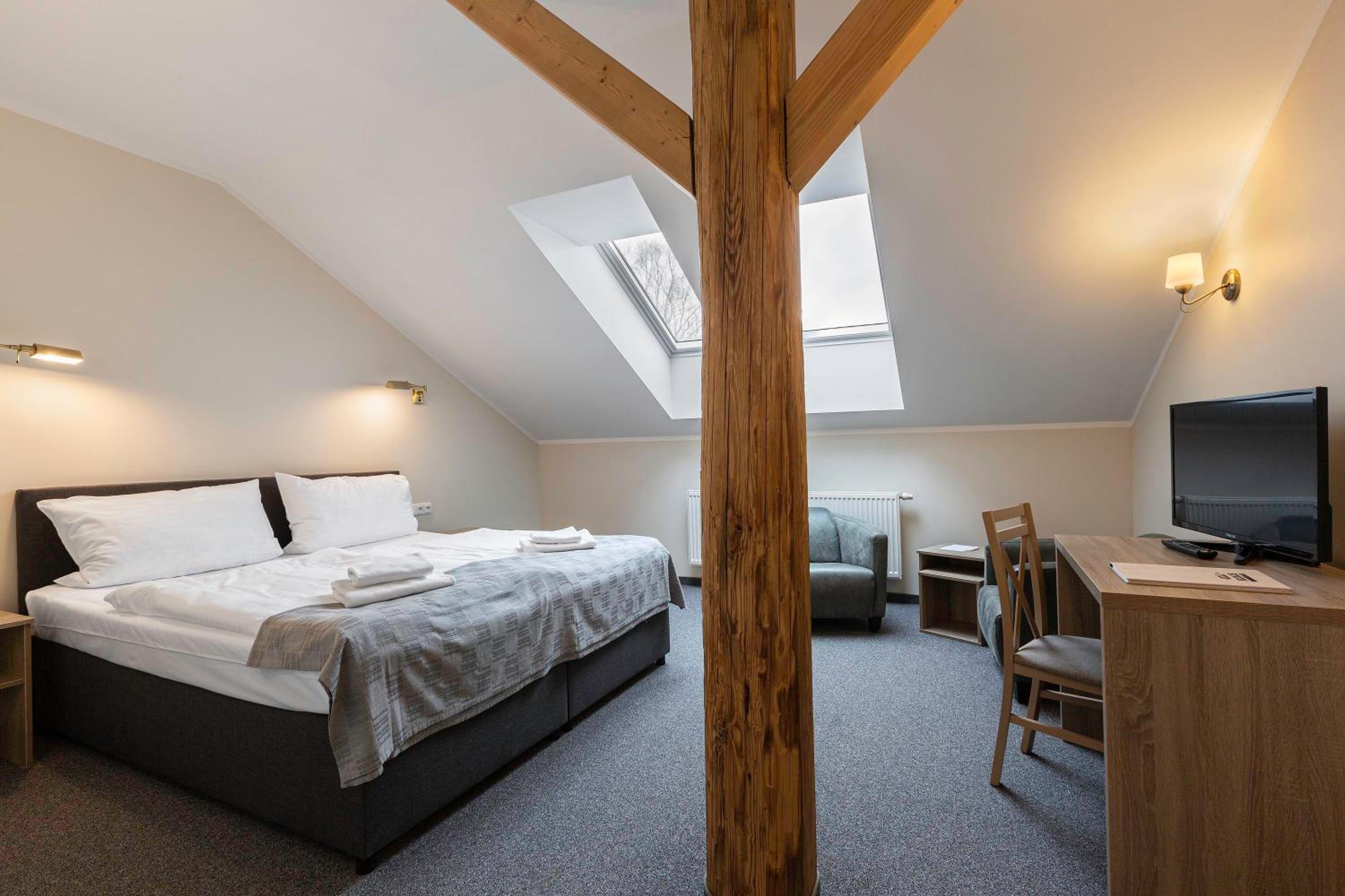 Deluxe Double Room with Shower - Photo 8