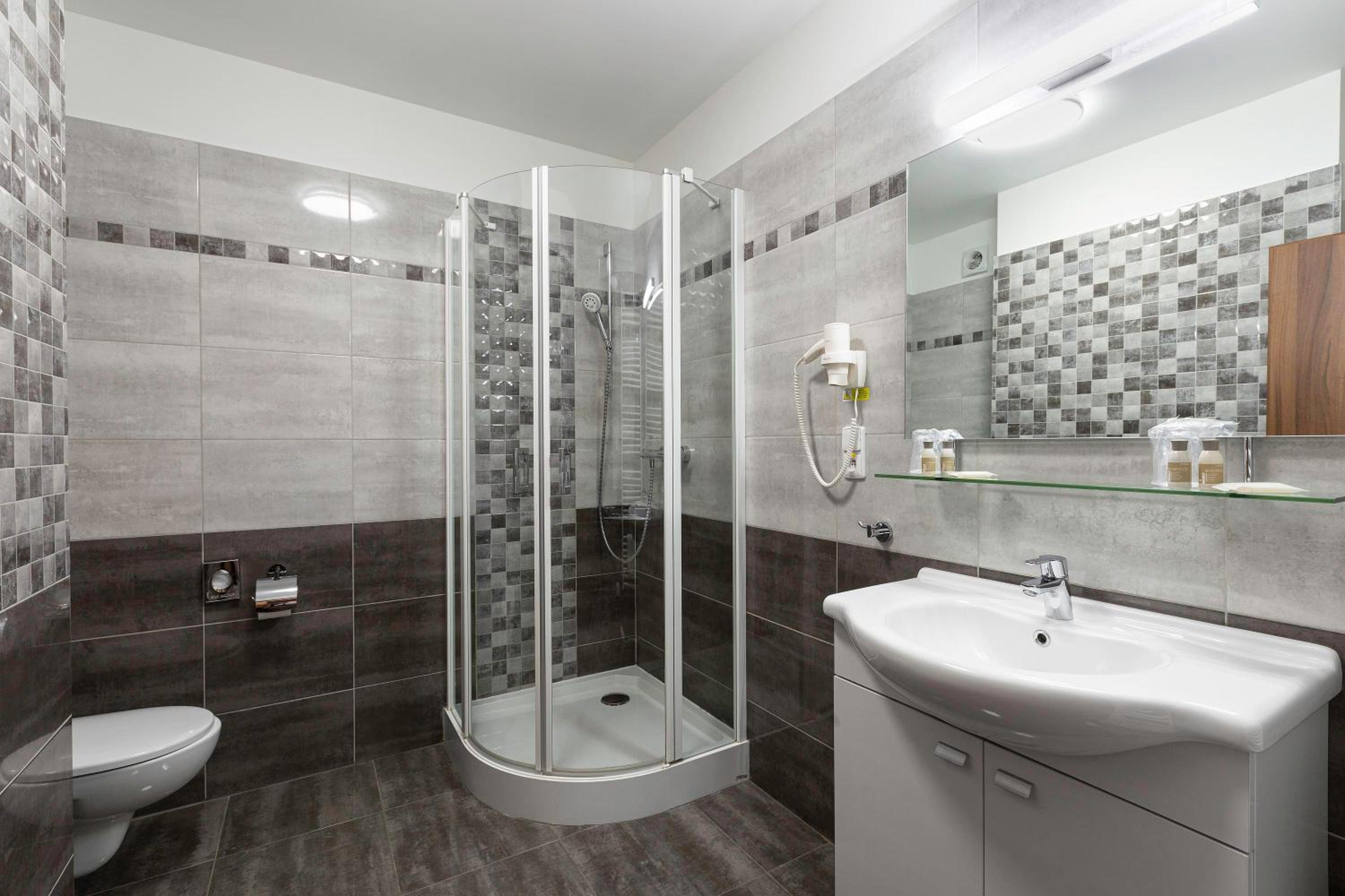 Deluxe Double Room with Shower - Photo 9