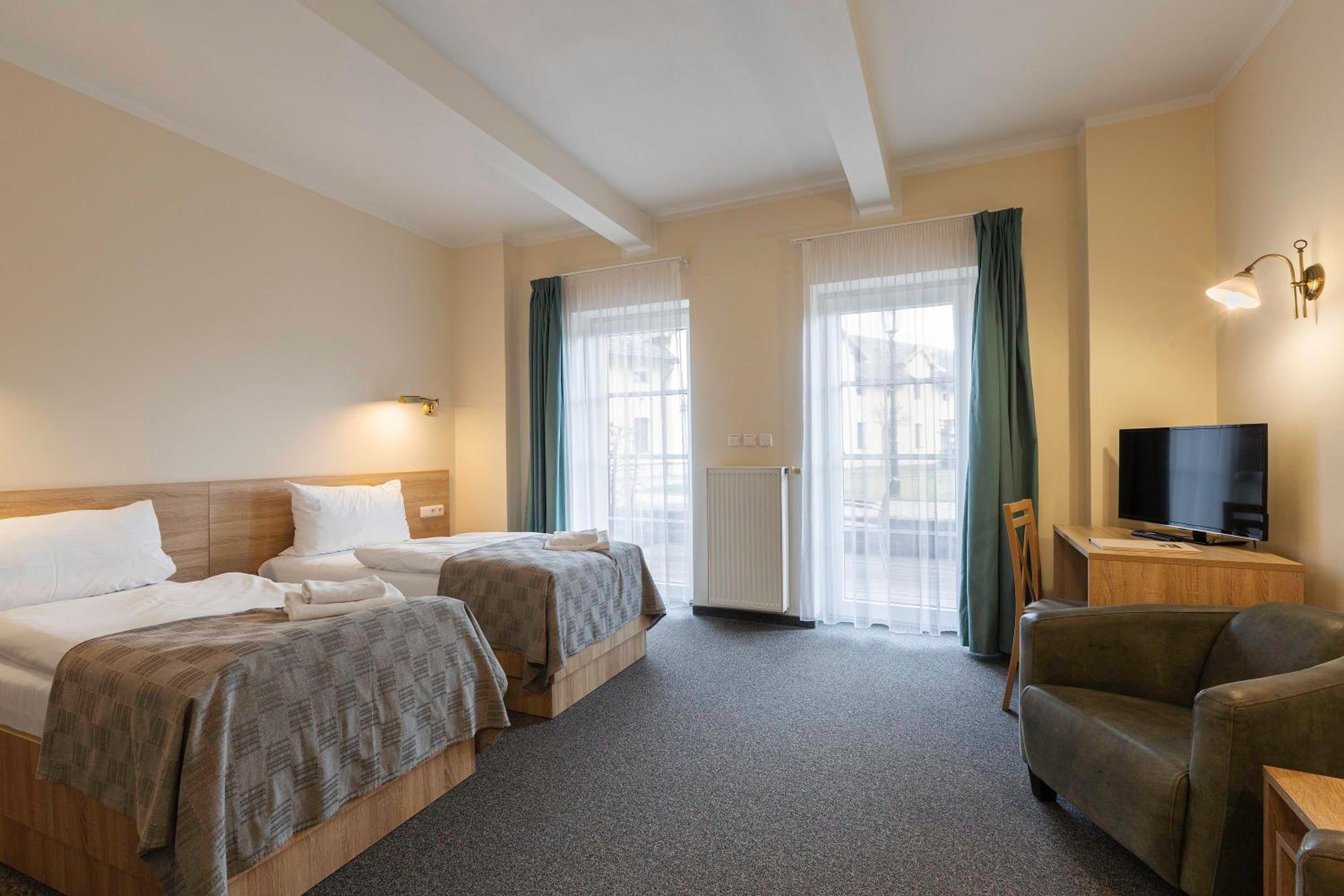 Twin Room with Private Bathroom - Photo 7