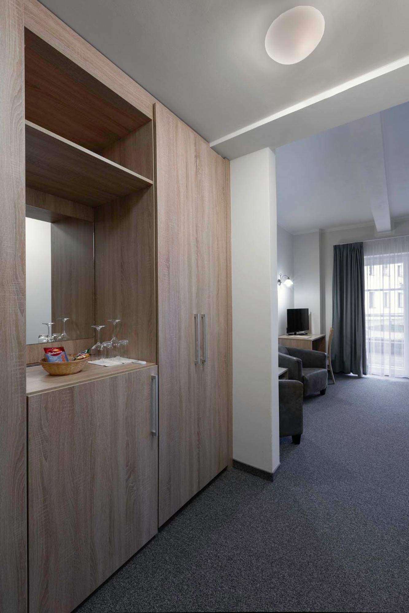 Twin Room with Private Bathroom - Photo 9