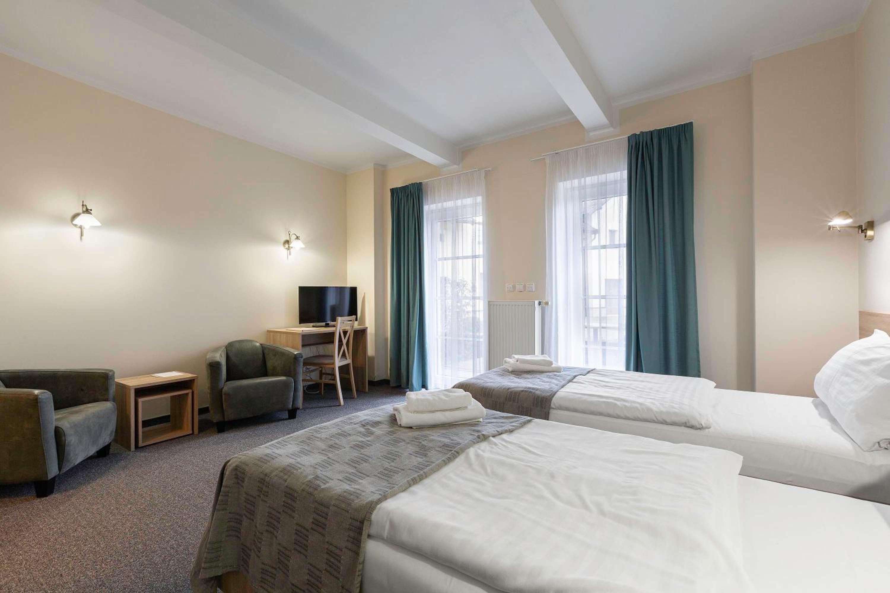 Twin Room with Private Bathroom - Photo 10