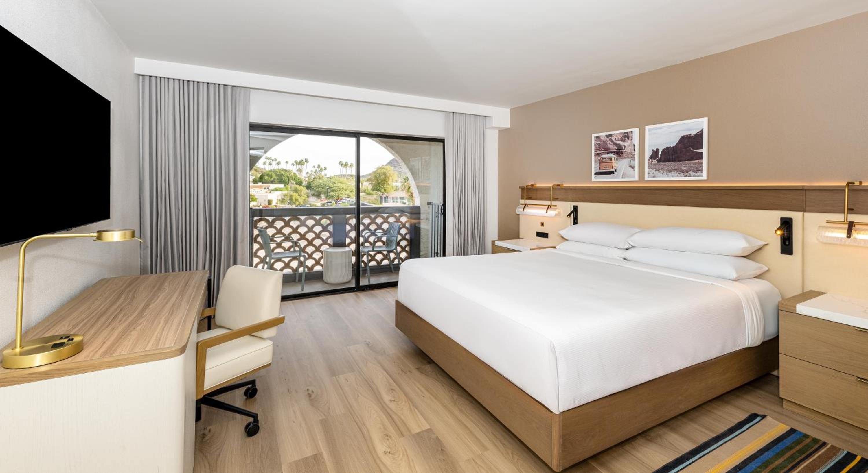 One-Bedroom King Suite with City View - Mobility Access
