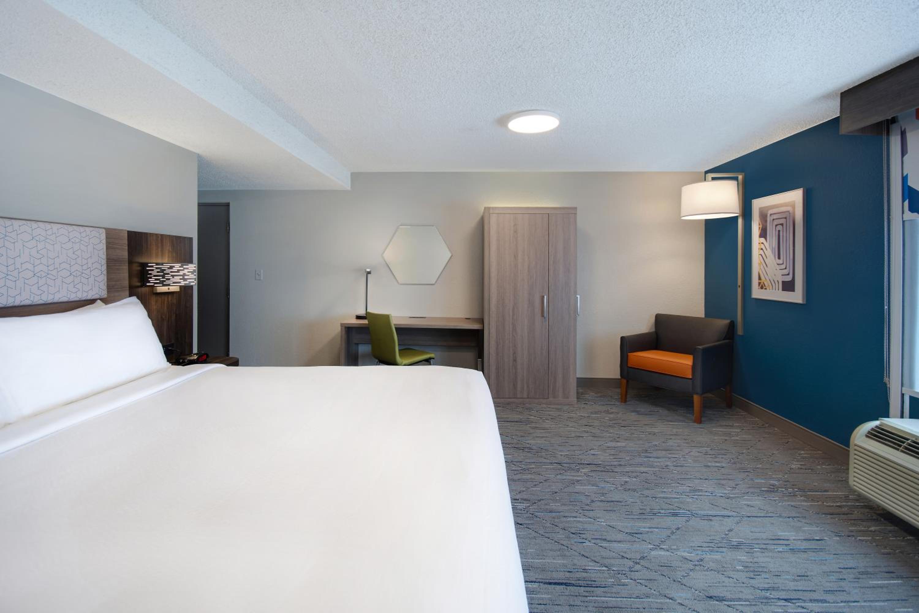 King Room - Non-Smoking - Photo 7