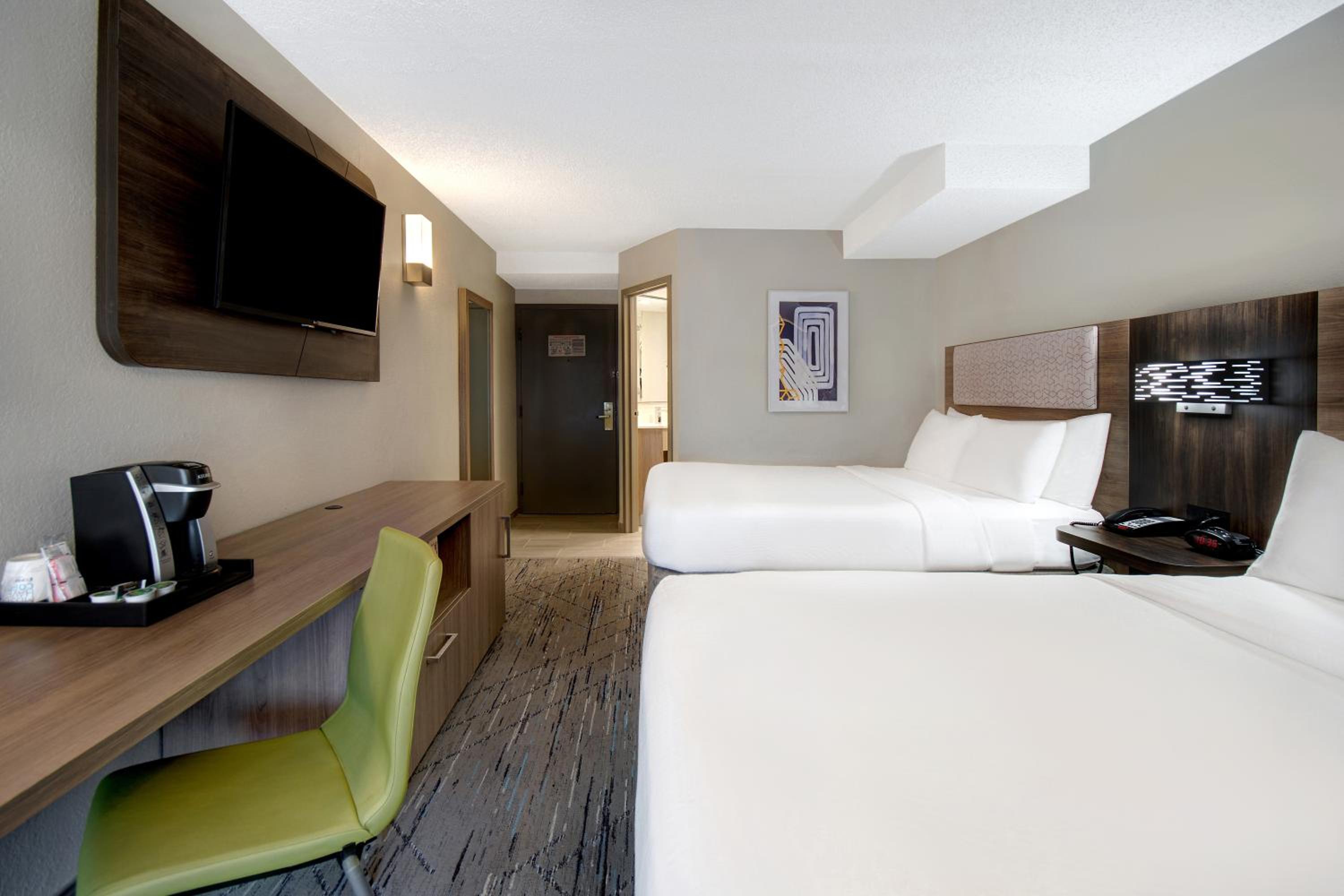 Standard Queen Room with Two Queen Beds - Photo 4