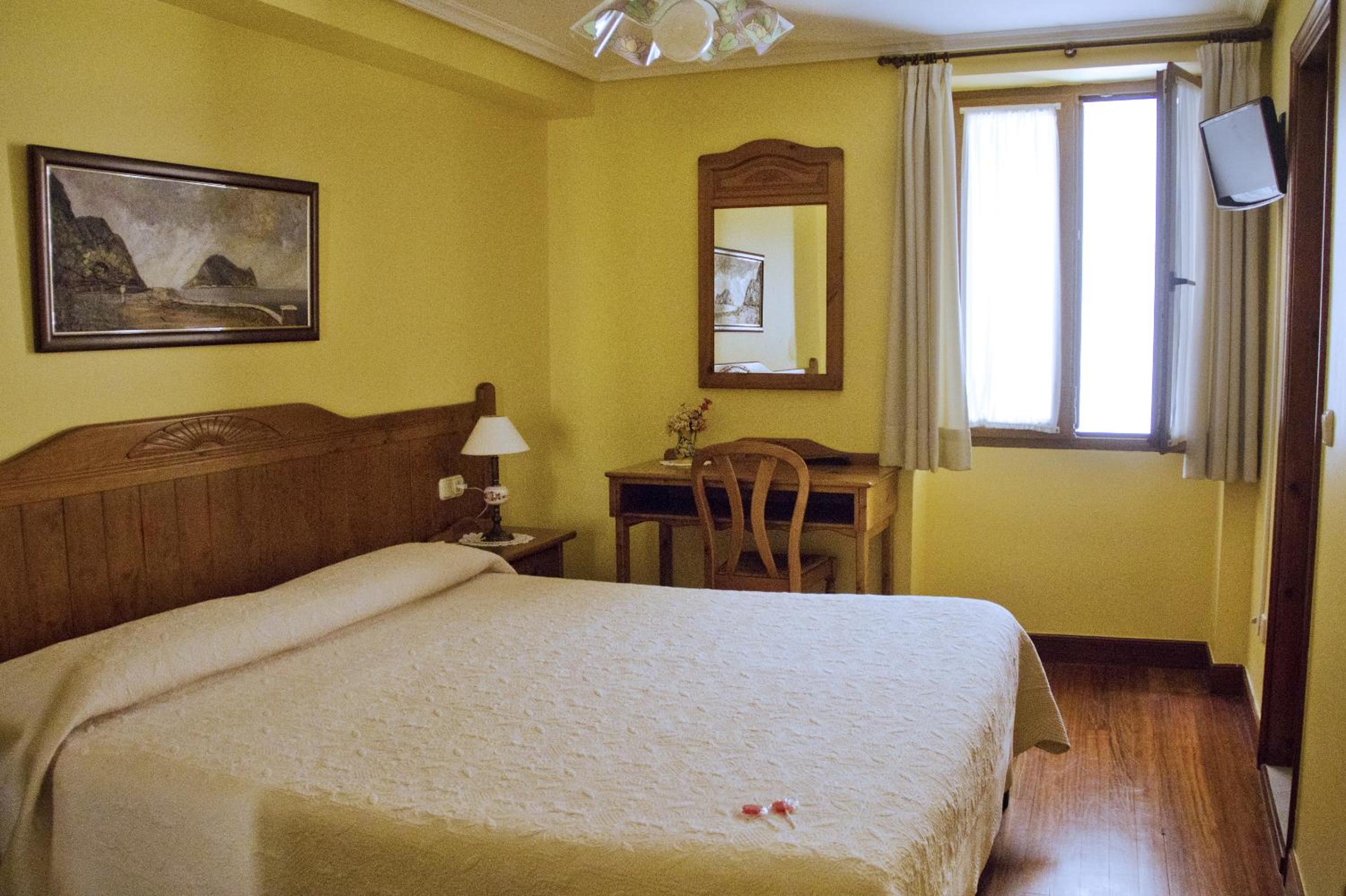 Double or Twin Room - Photo 3