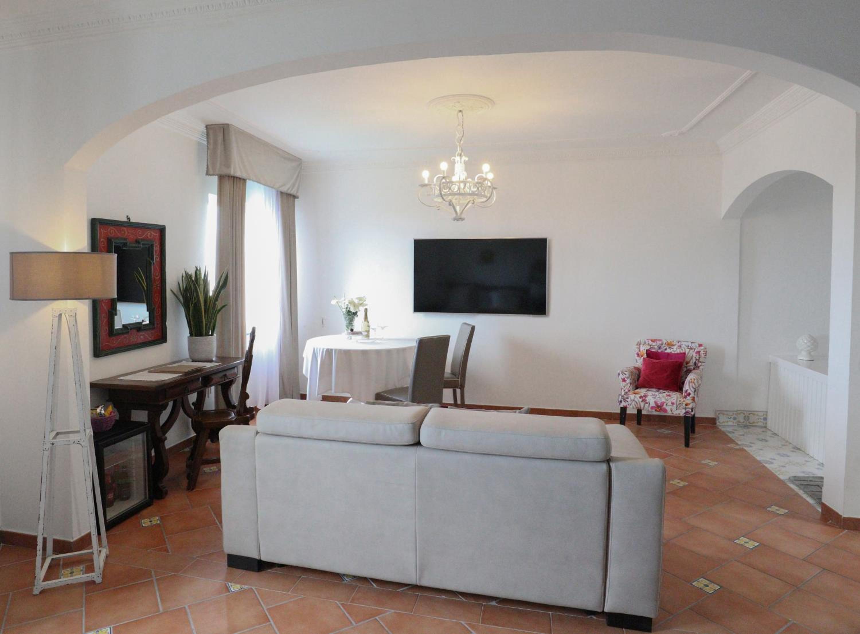 Suite - Photo 8