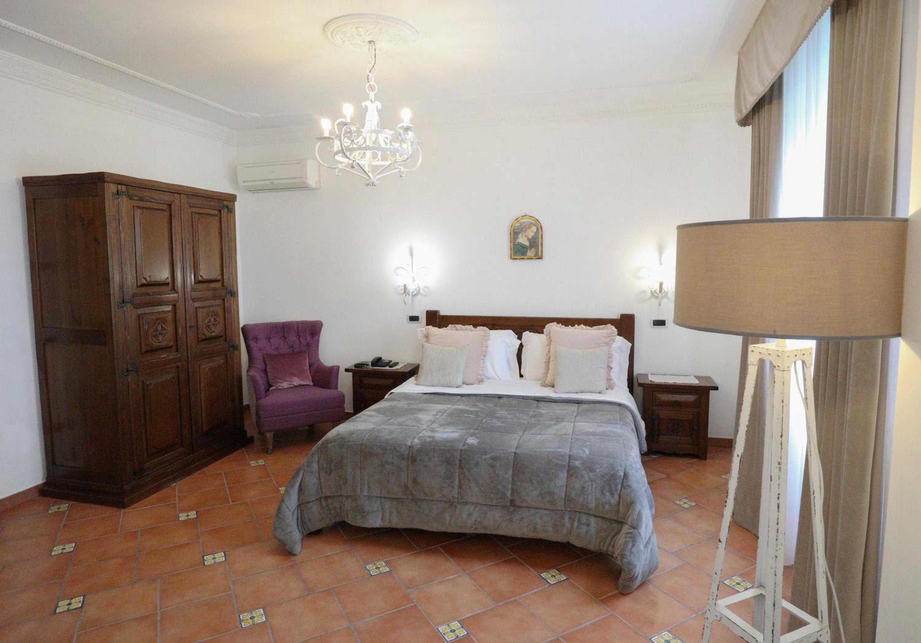 Suite - Photo 1