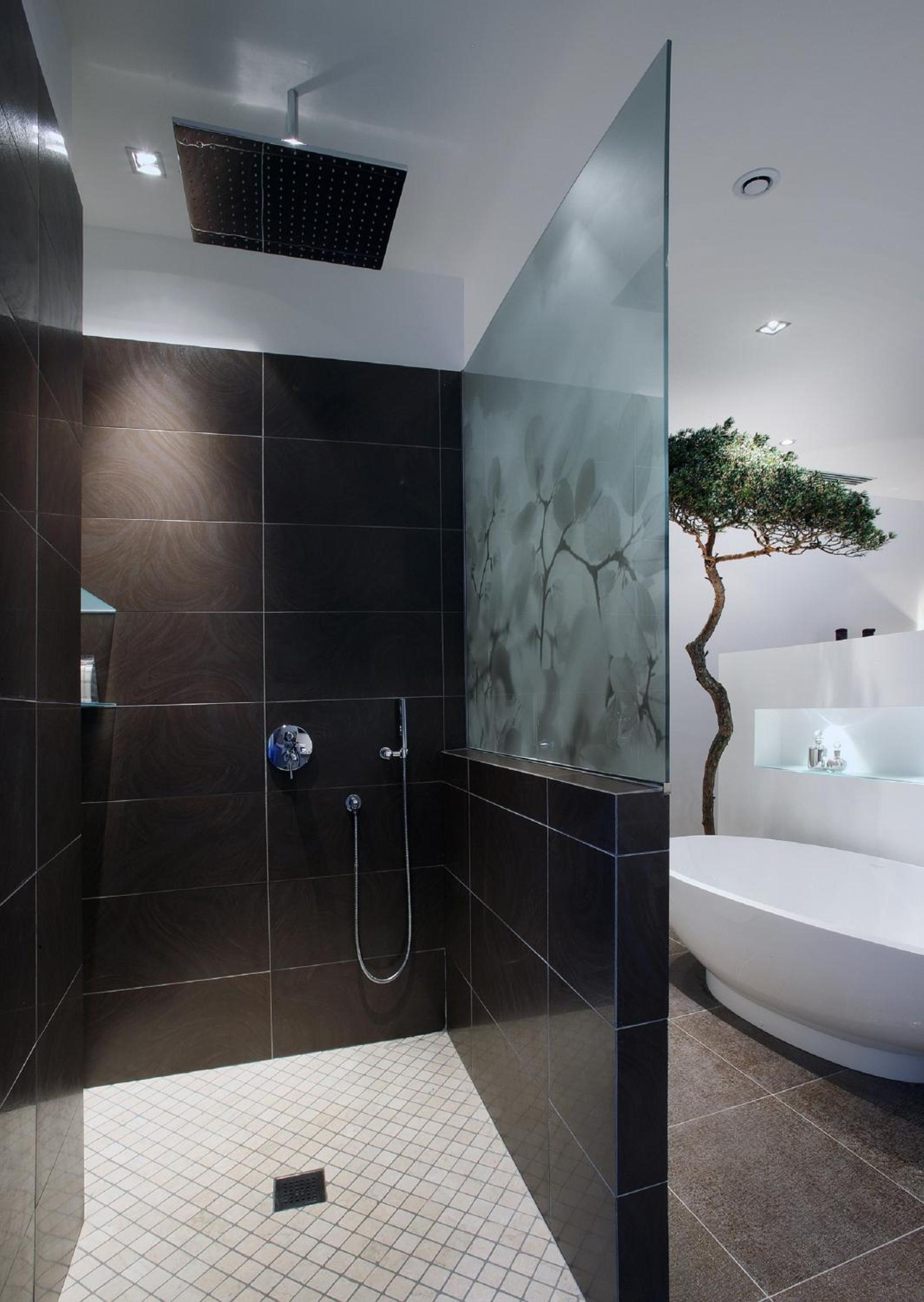 Executive Suite with Balcony - Photo 2