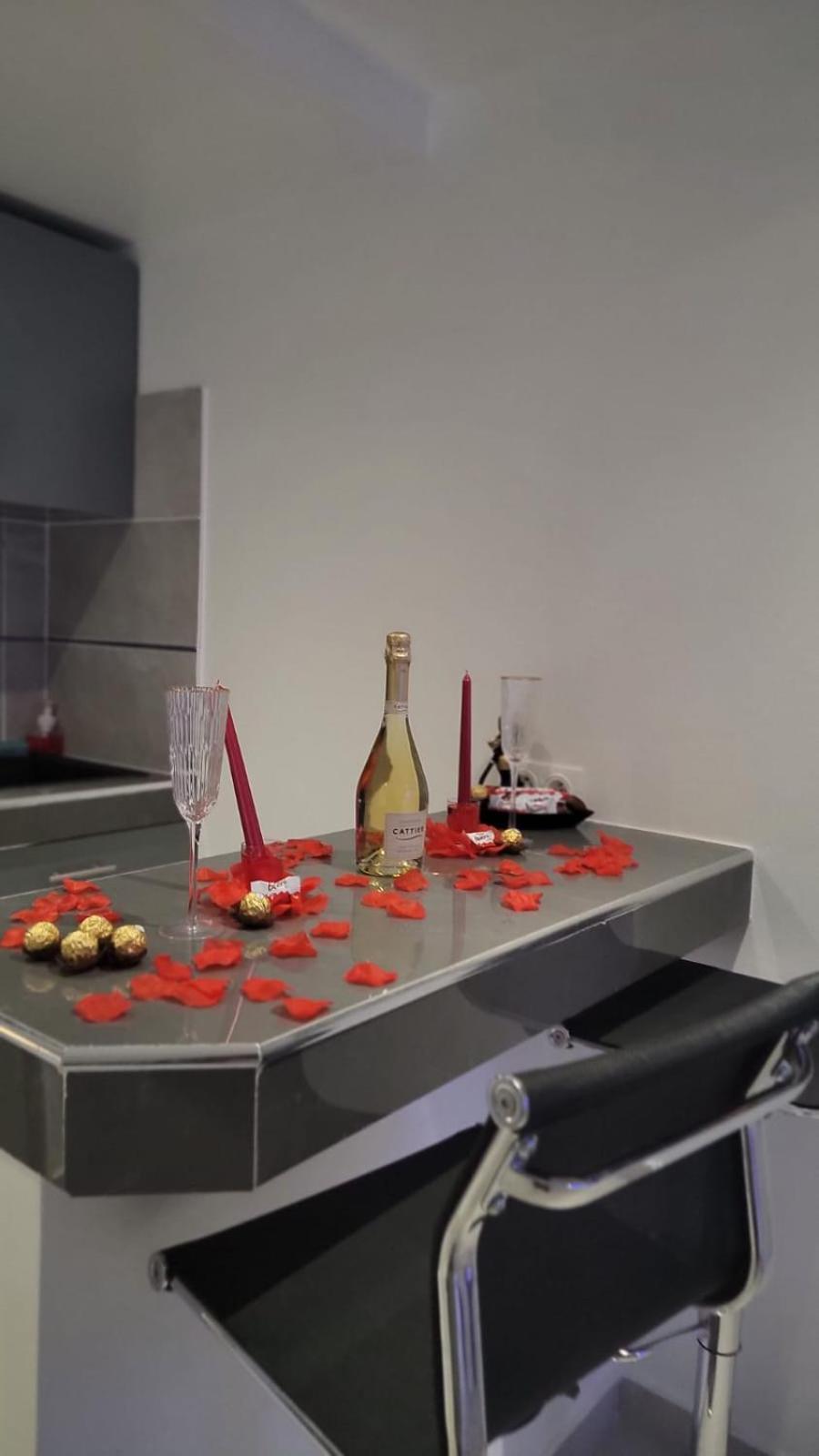 Suite with Hot Tub - Photo 1