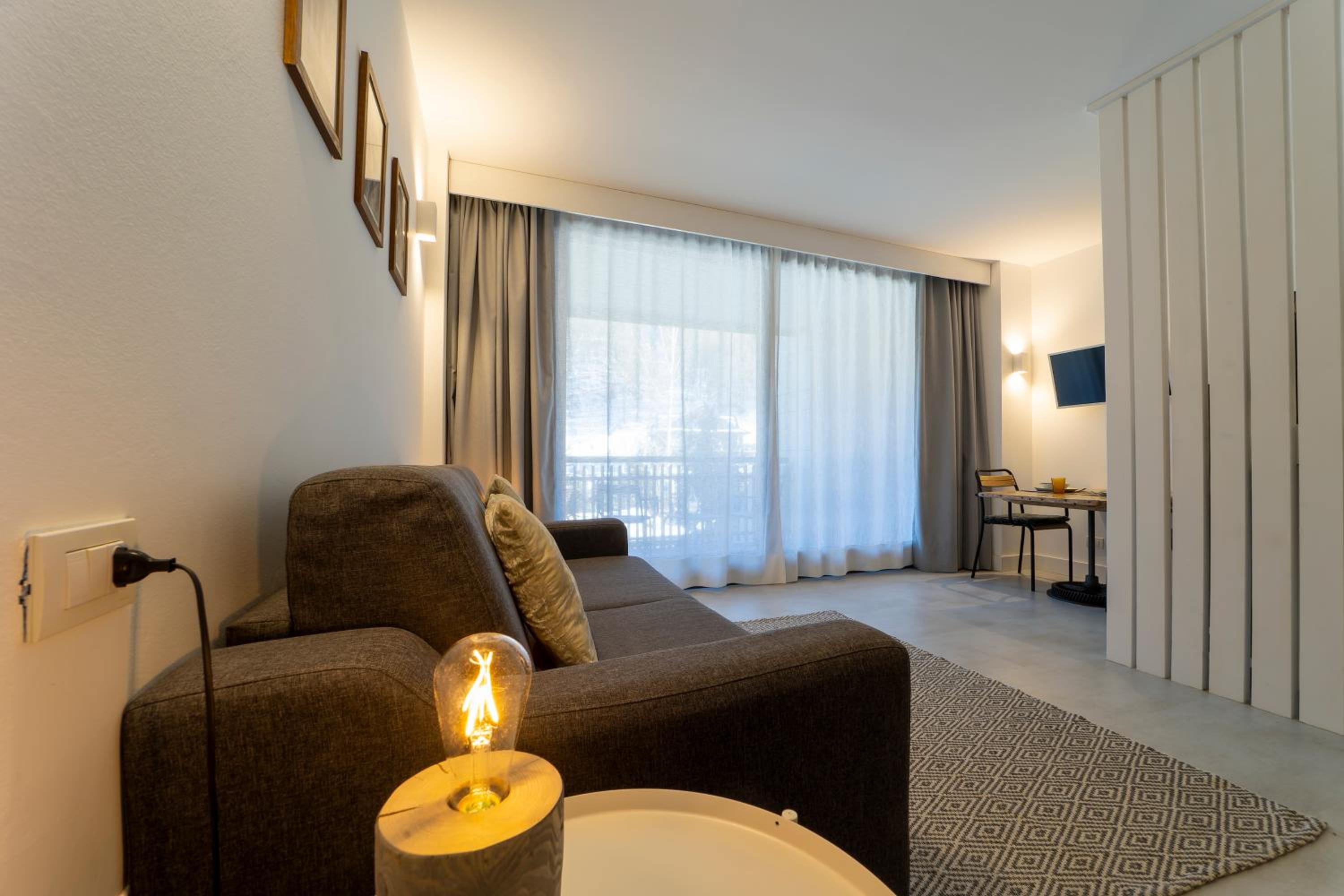 Two-Bedroom Deluxe Apartment with Balcony photo 1