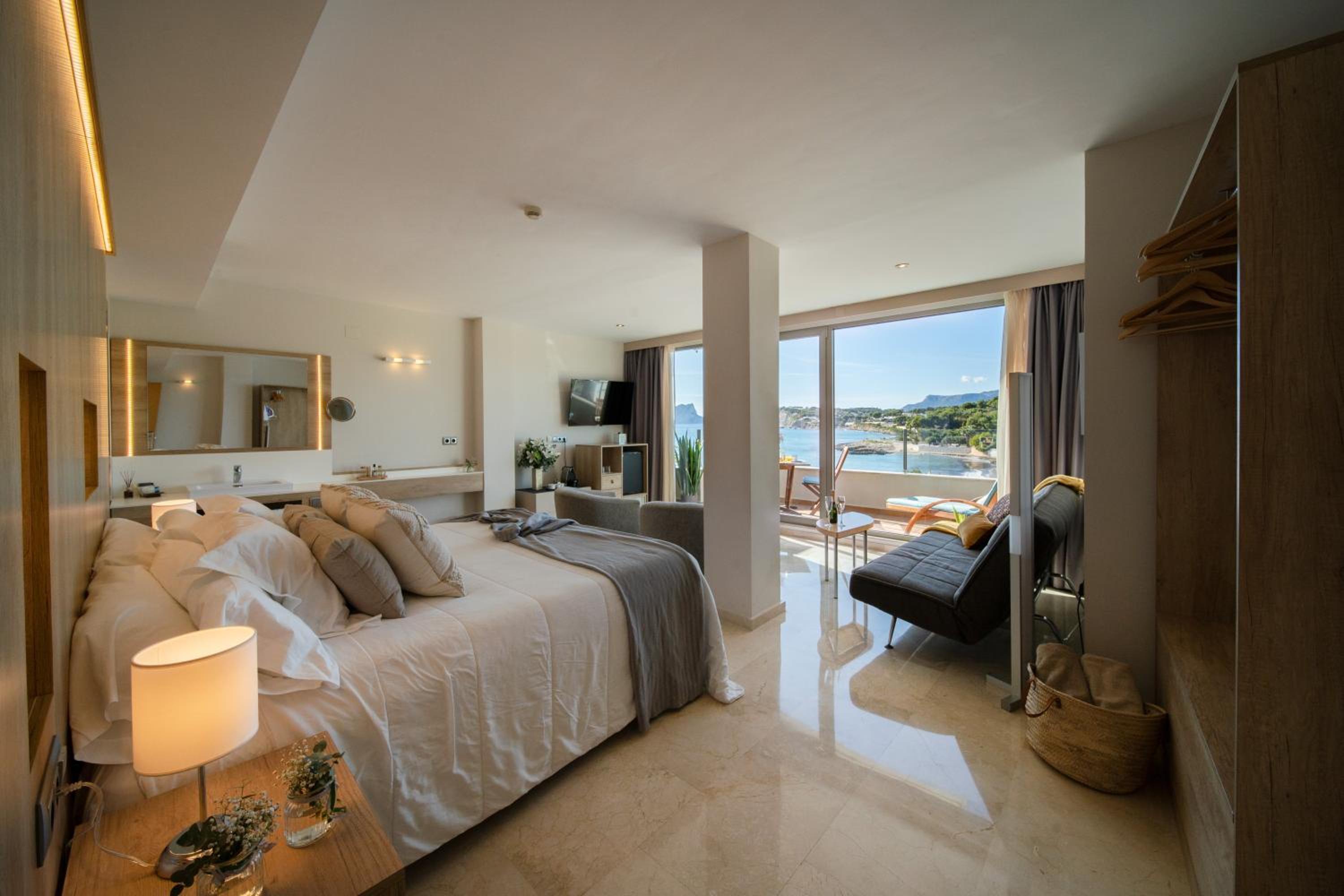 Deluxe Double Room with Balcony and Sea View
