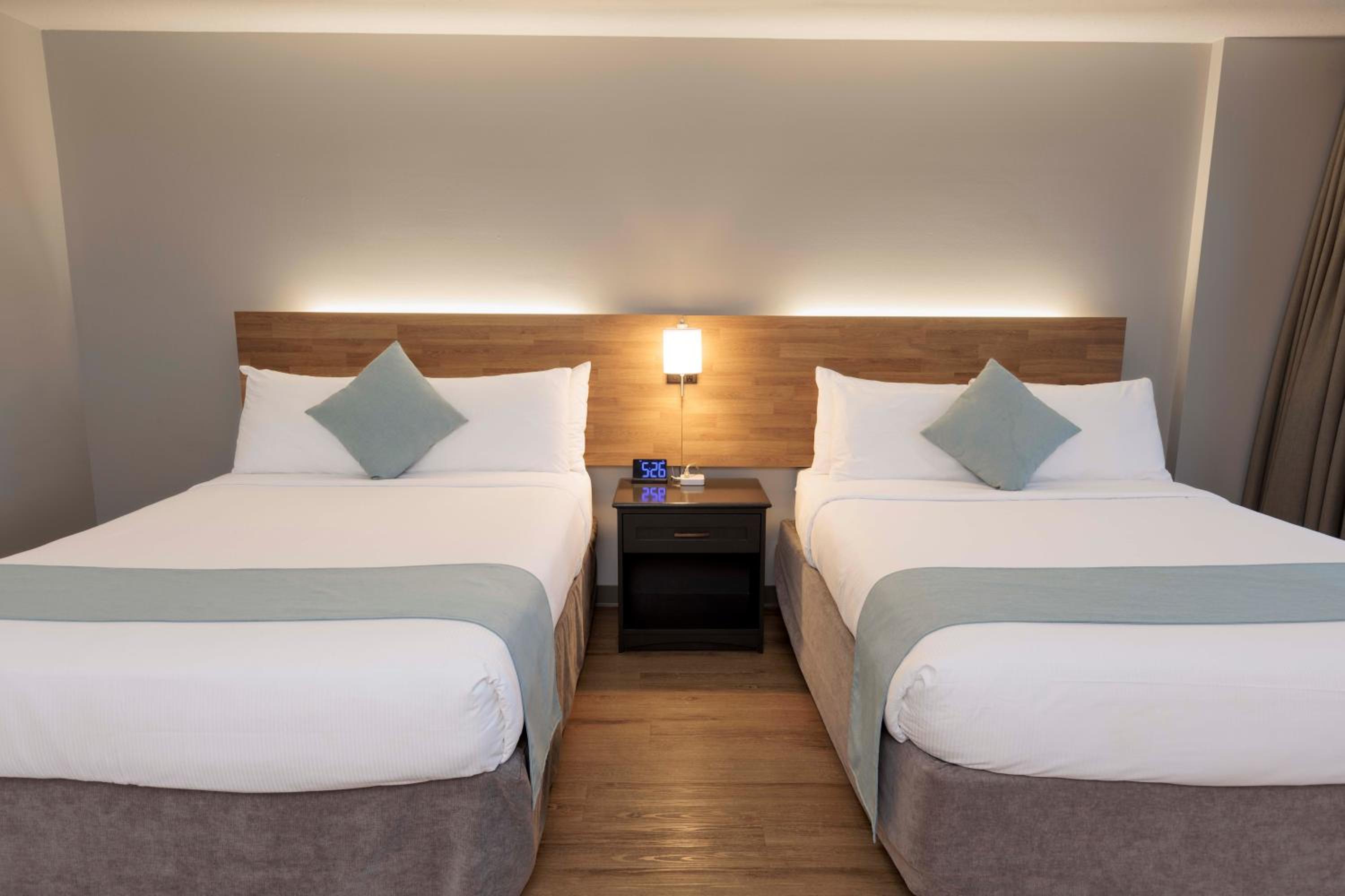 Queen Room, 2 Queen Beds, Partial Ocean View