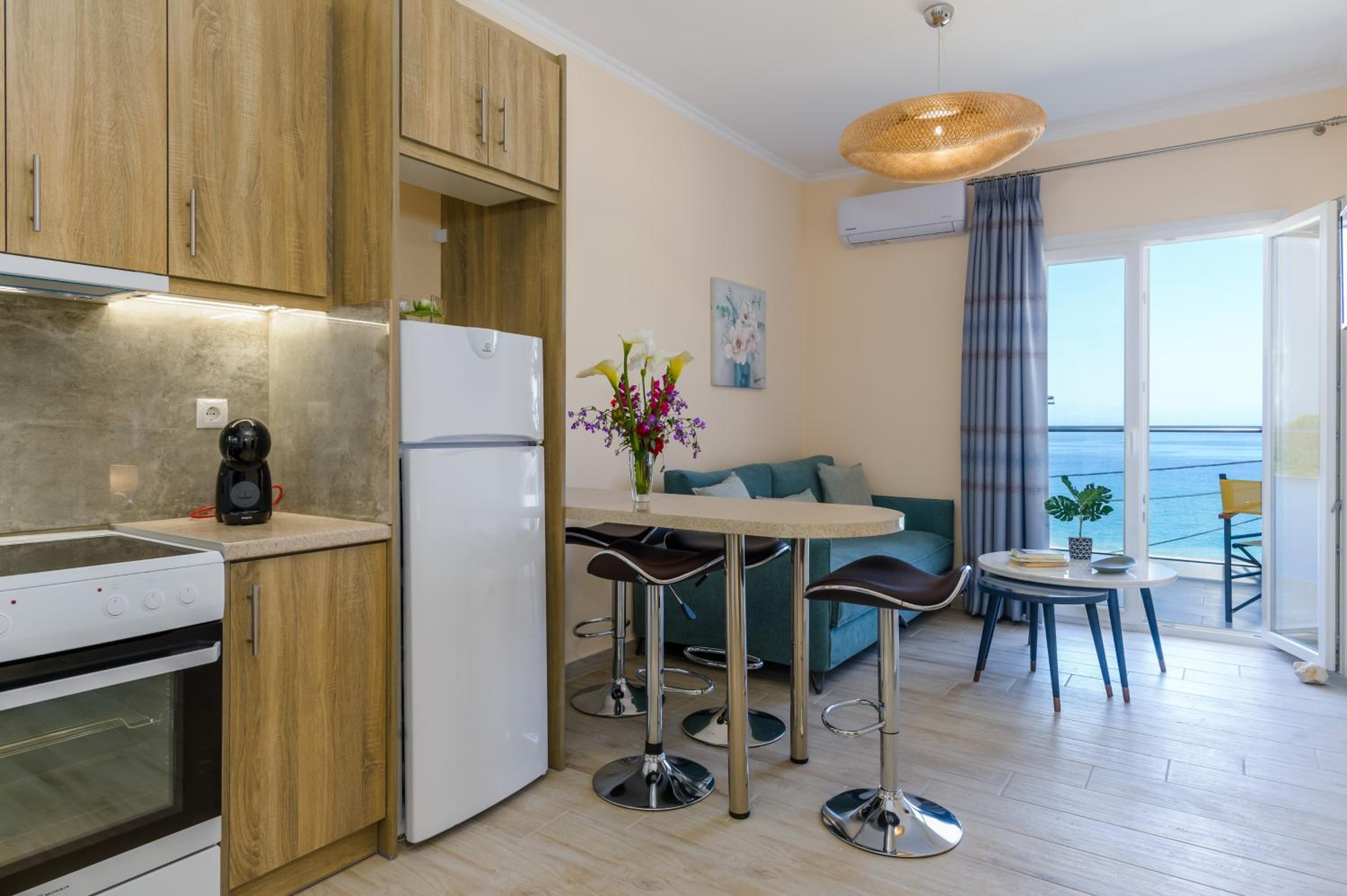 Apartment with Sea View - Photo 9