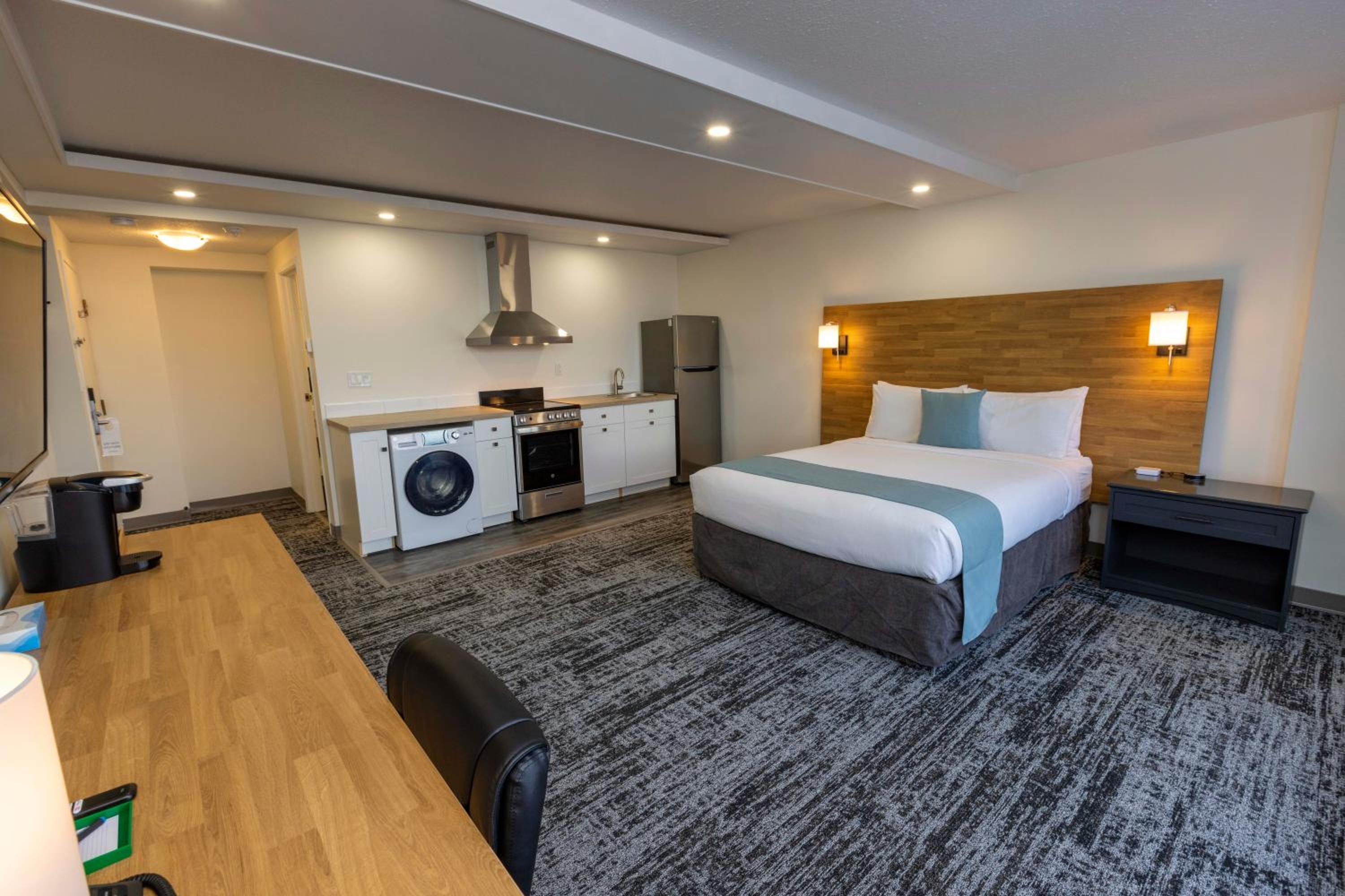 Signature Queen Room with Full Kitchen/Laundry