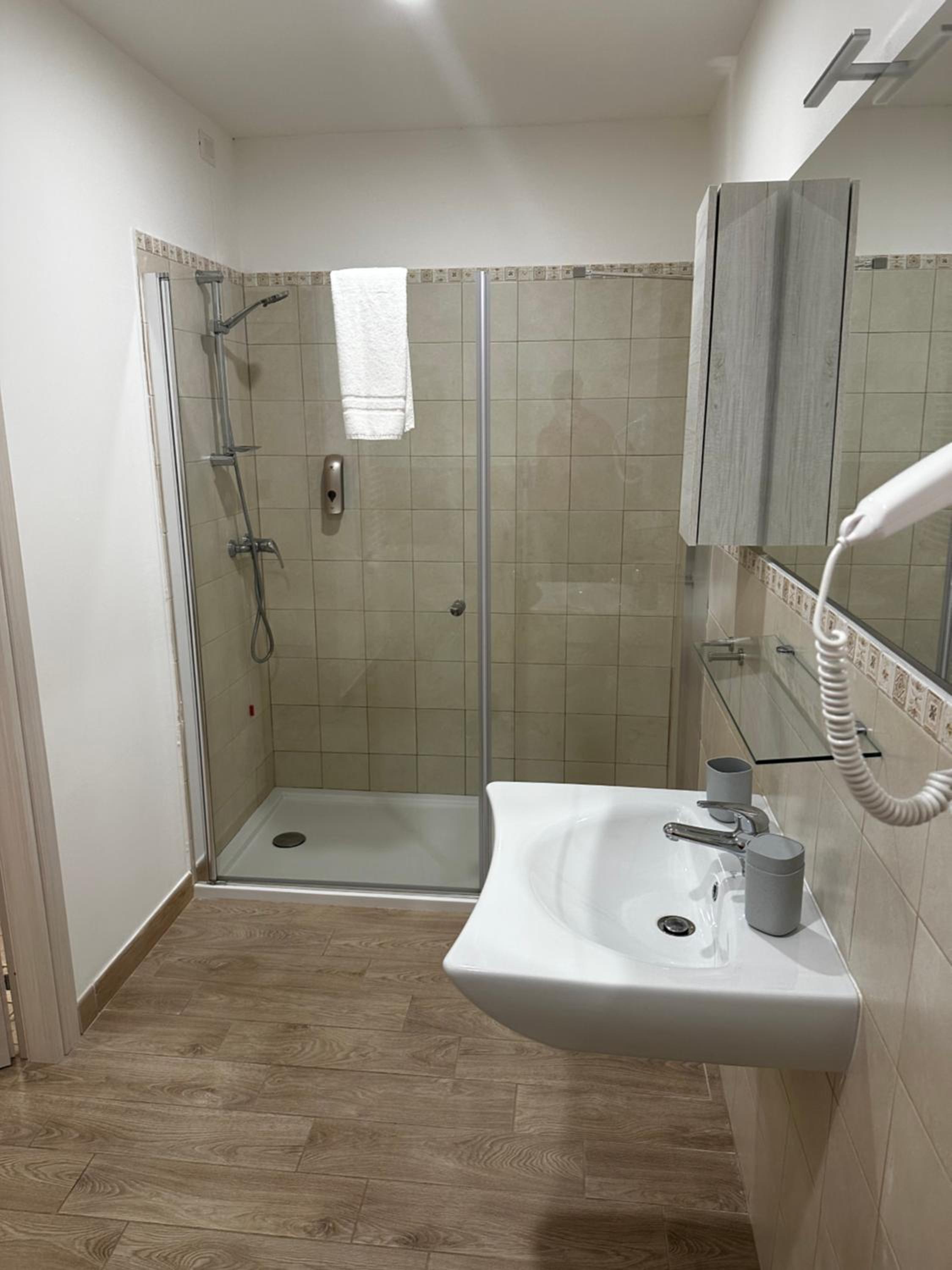 Double Room - Disability Access - Photo 6