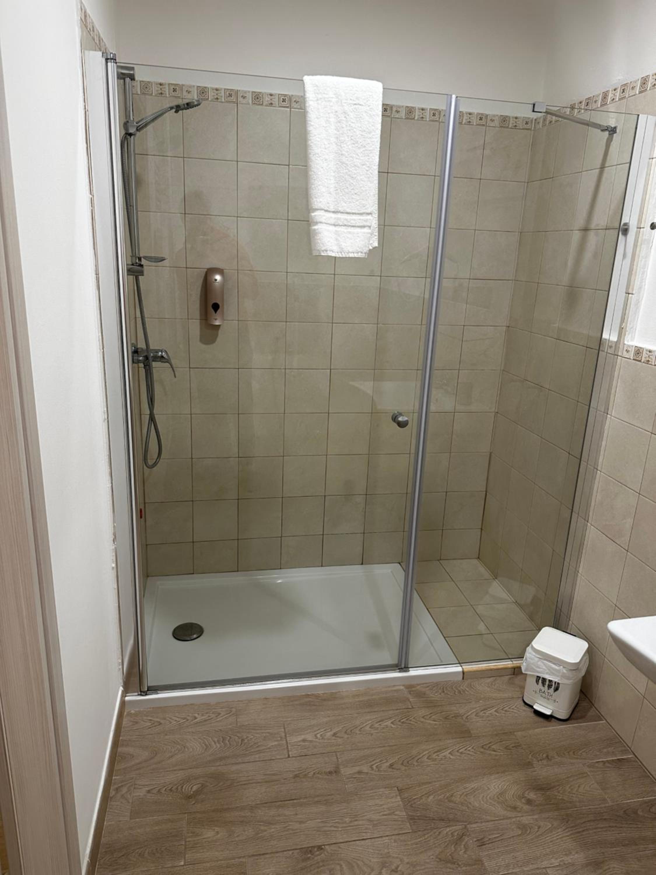 Double Room - Disability Access - Photo 9
