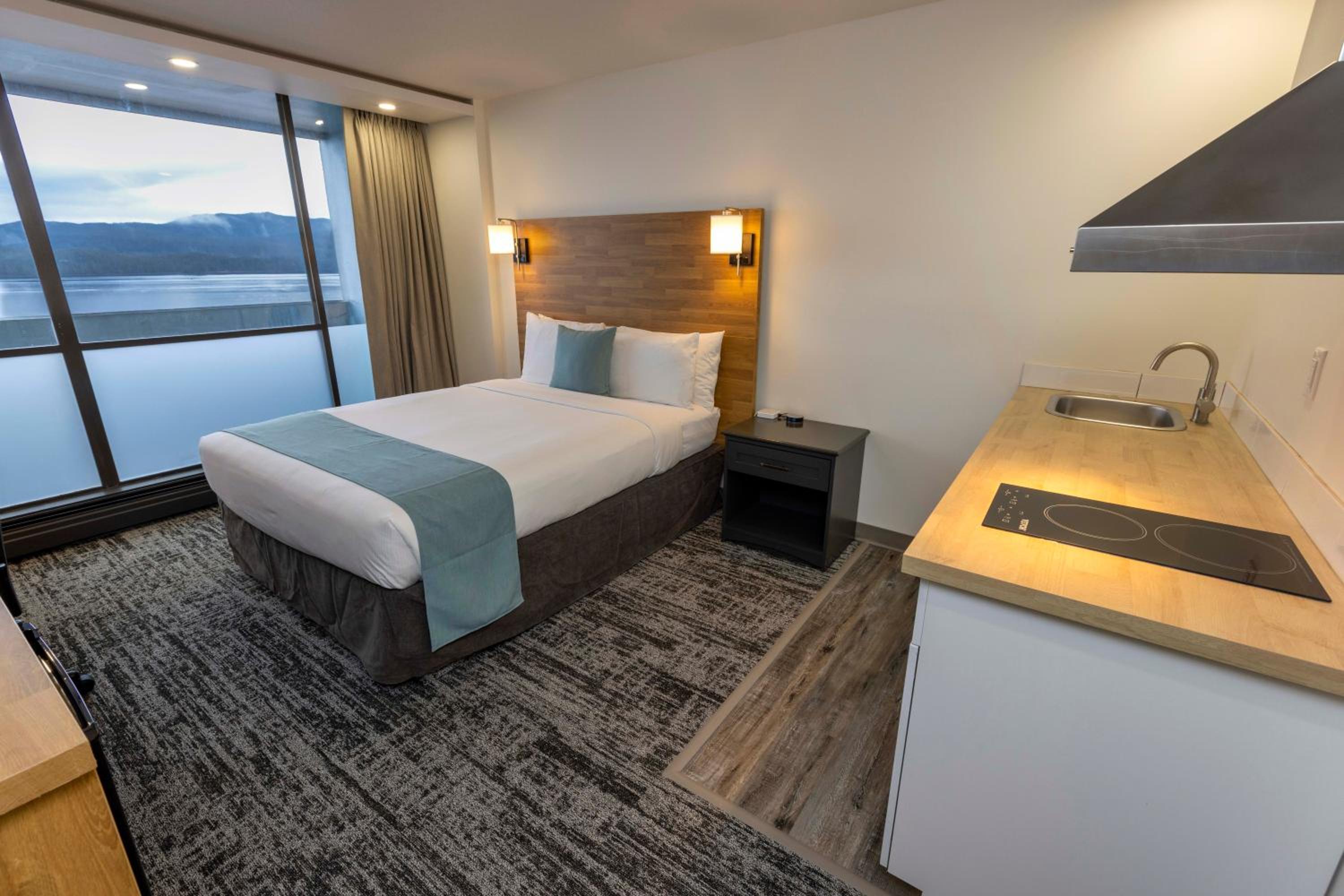 Deluxe Queen Room with Ocean View and Kitchenette