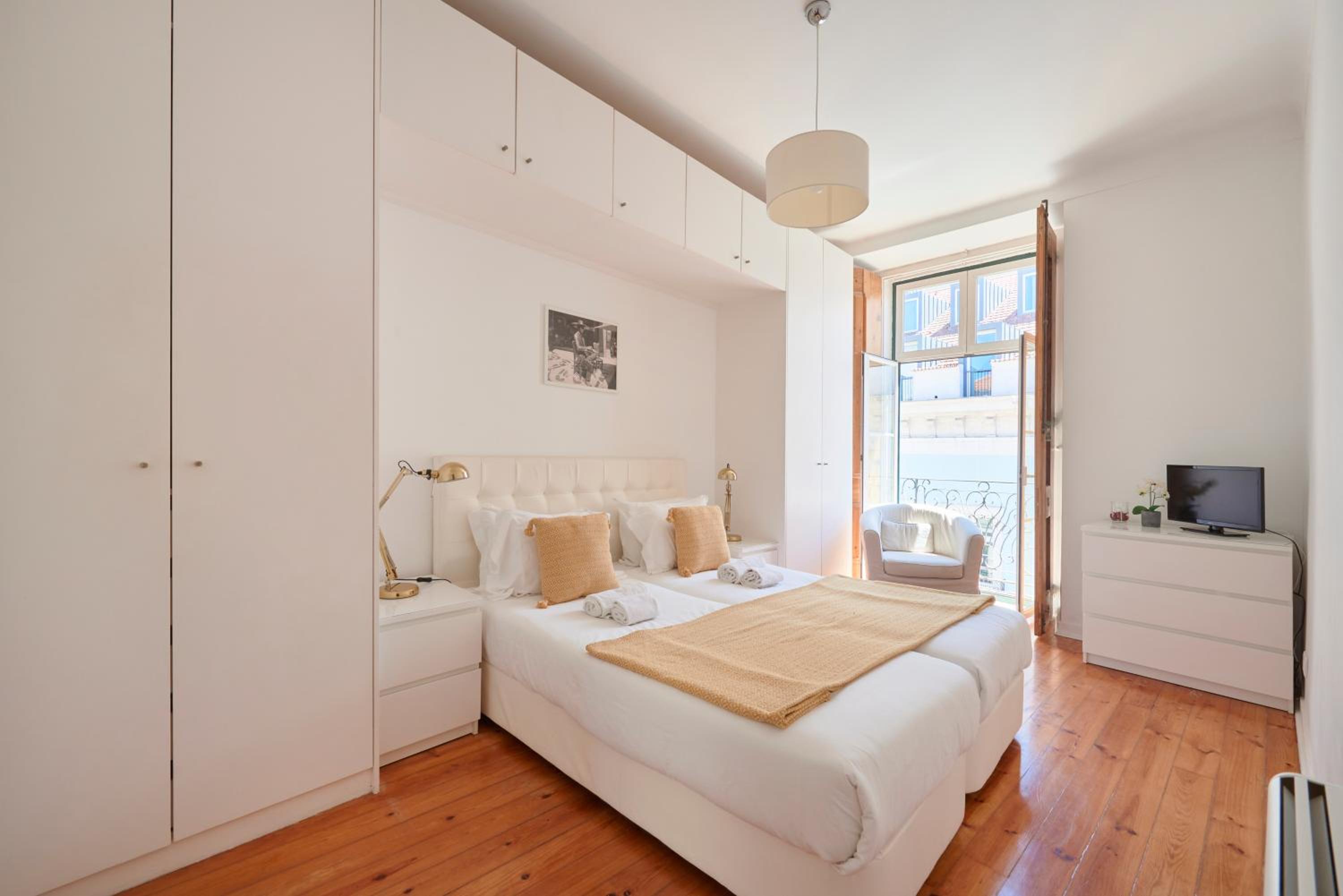 Deluxe Three-Bedroom Apartment with Balcony photo 1
