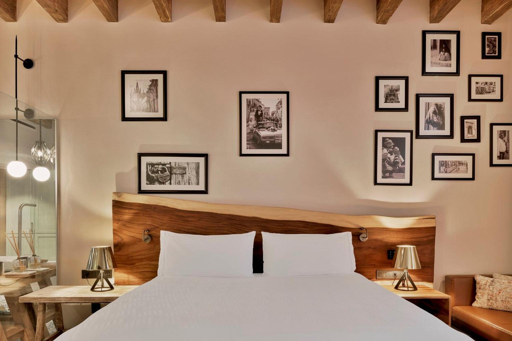 Deluxe Room 1 King
