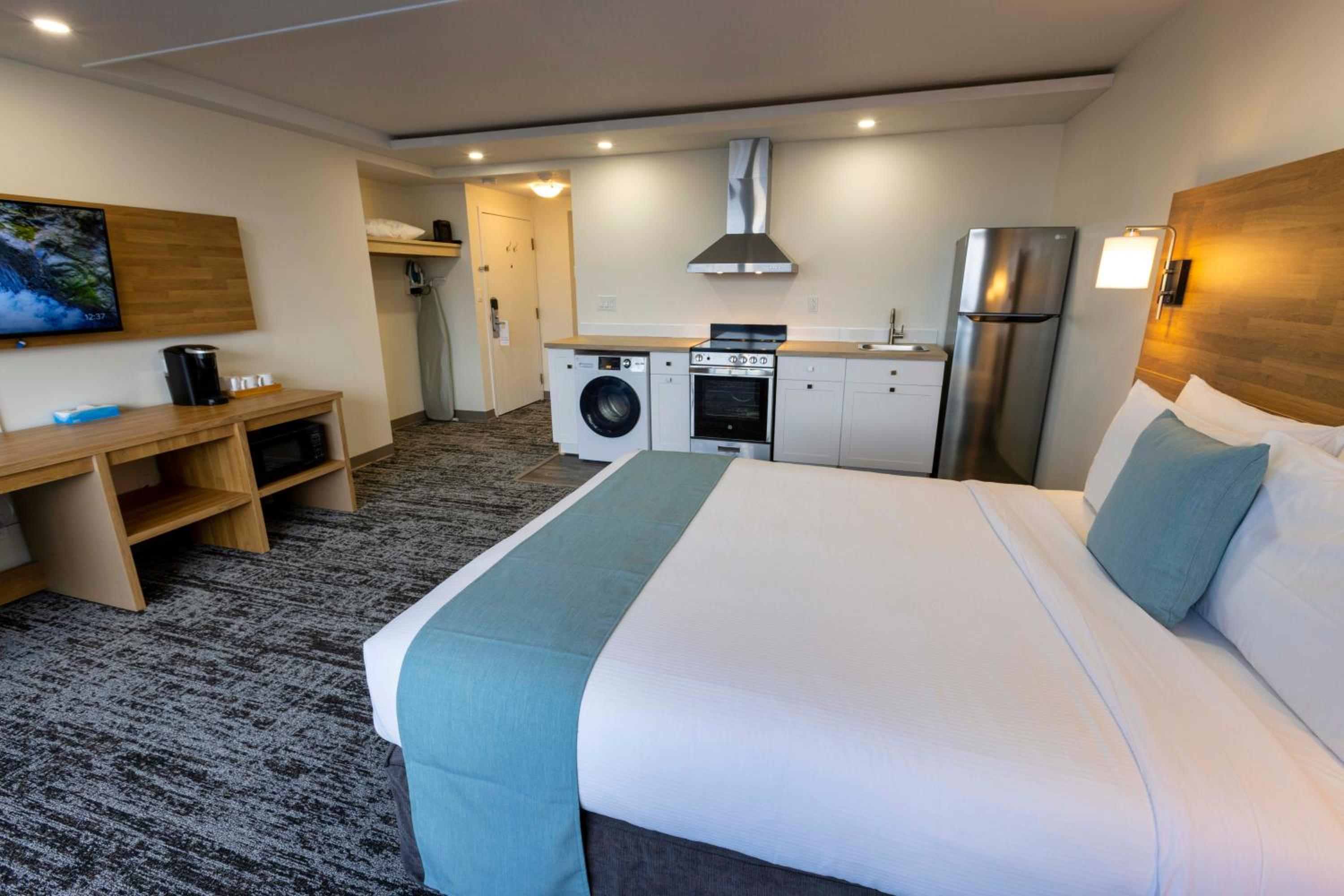 Signature King Room with Full Kitchen and Laundry